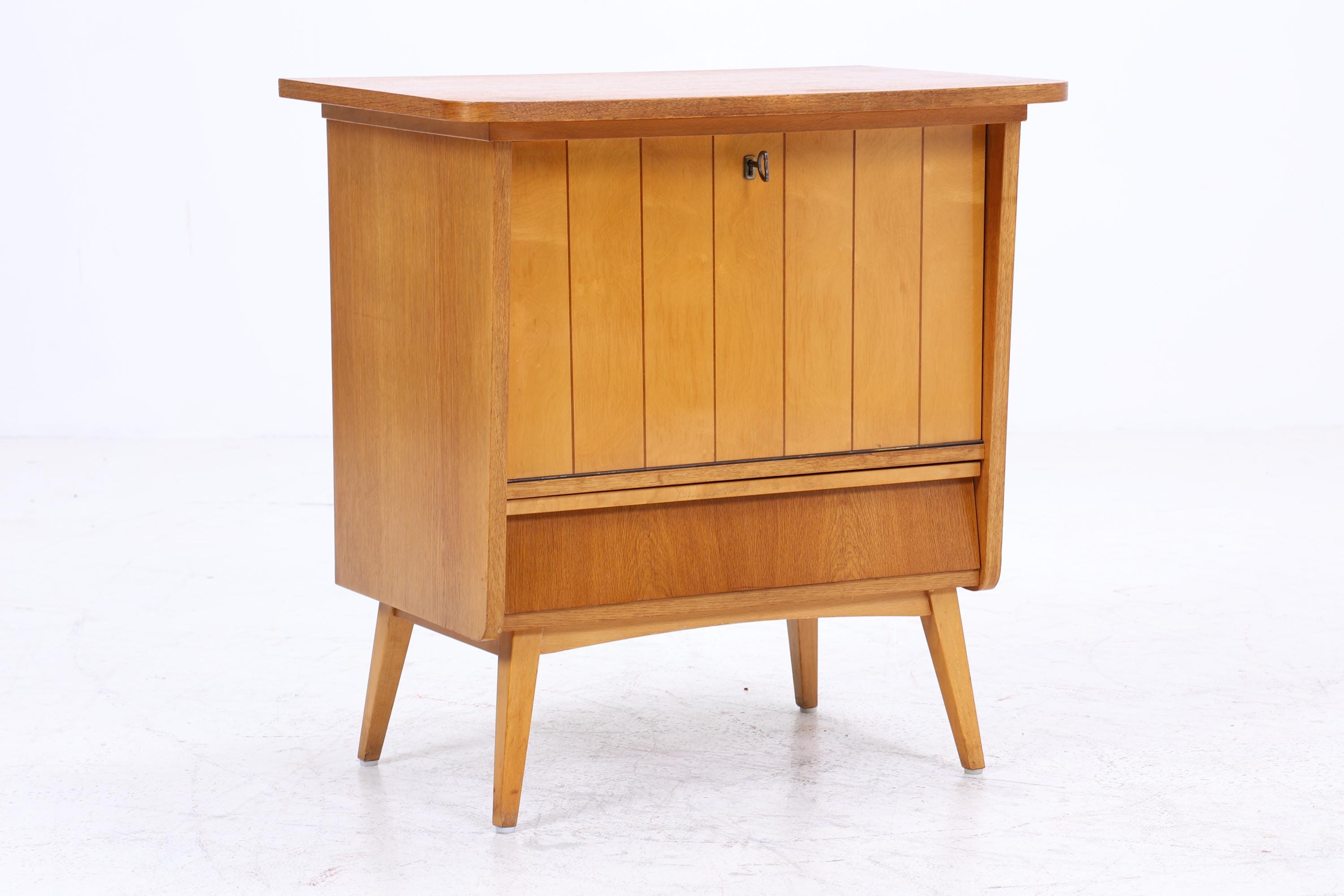 Kleiner Vintage Eiche Barschrank der 60er Jahre | Mid Century Bar Kommode im Retro-Look der 70er