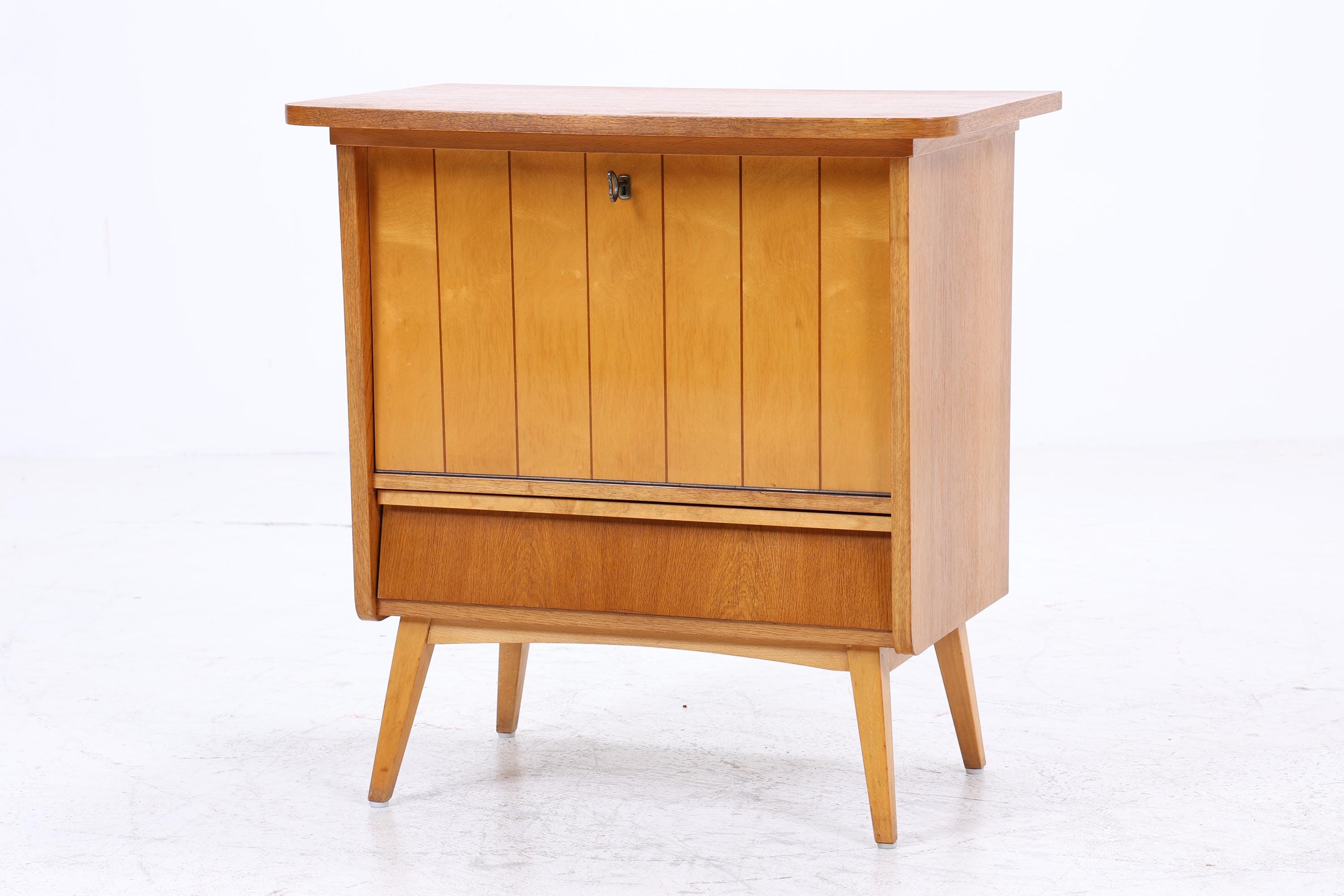 Kleiner Vintage Eiche Barschrank der 60er Jahre | Mid Century Bar Kommode im Retro-Look der 70er
