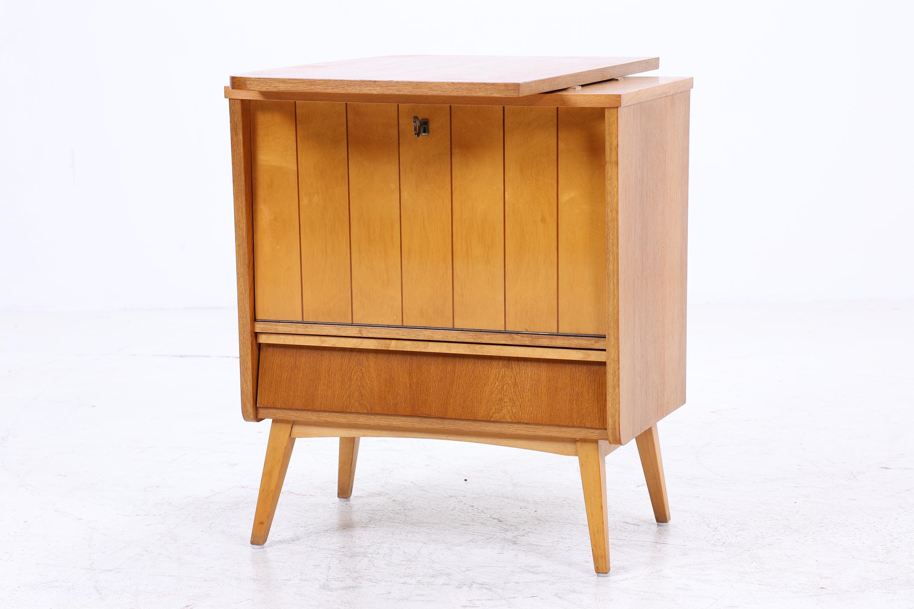 Kleiner Vintage Eiche Barschrank der 60er Jahre | Mid Century Bar Kommode im Retro-Look der 70er