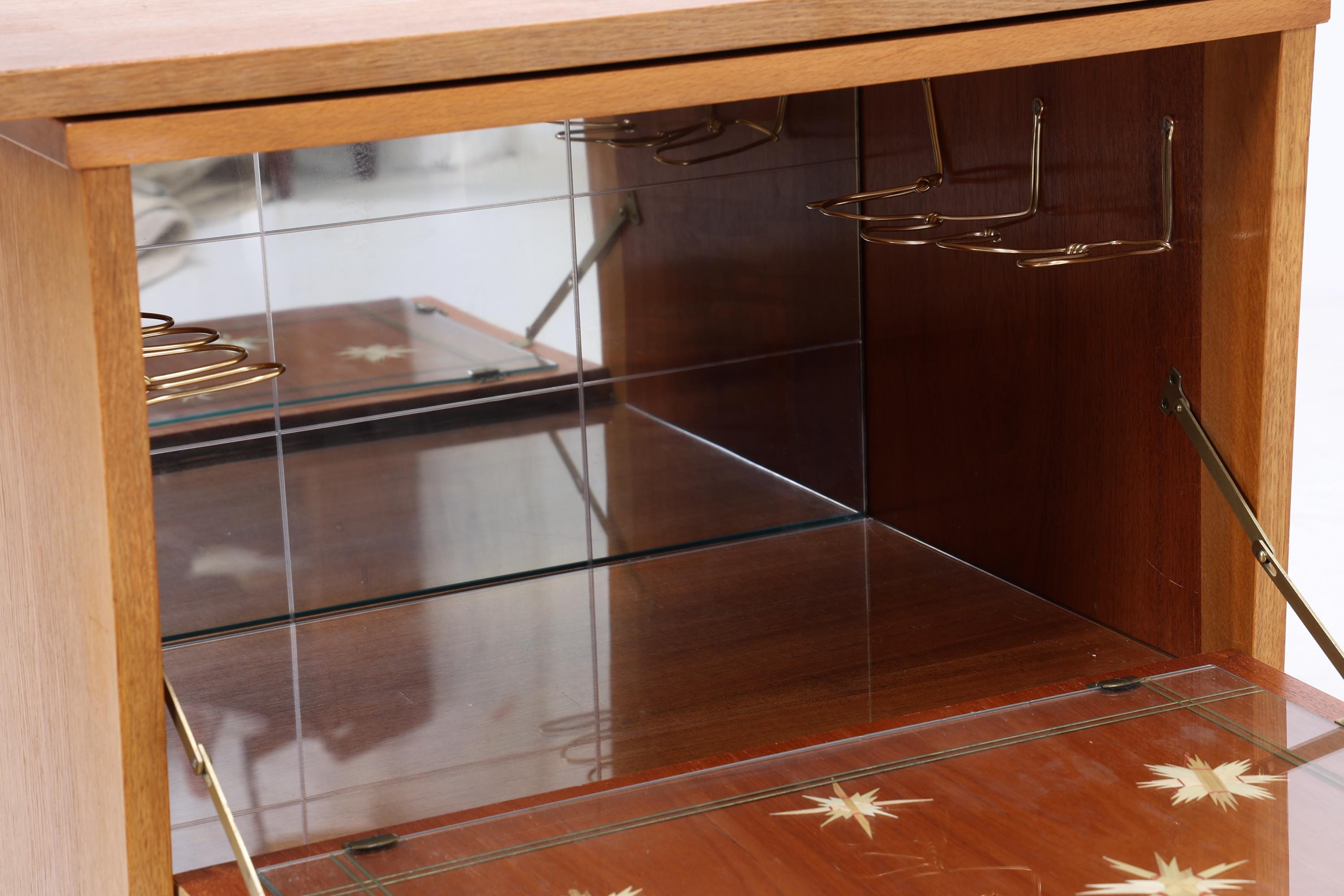 Kleiner Vintage Eiche Barschrank der 60er Jahre | Mid Century Bar Kommode im Retro-Look der 70er