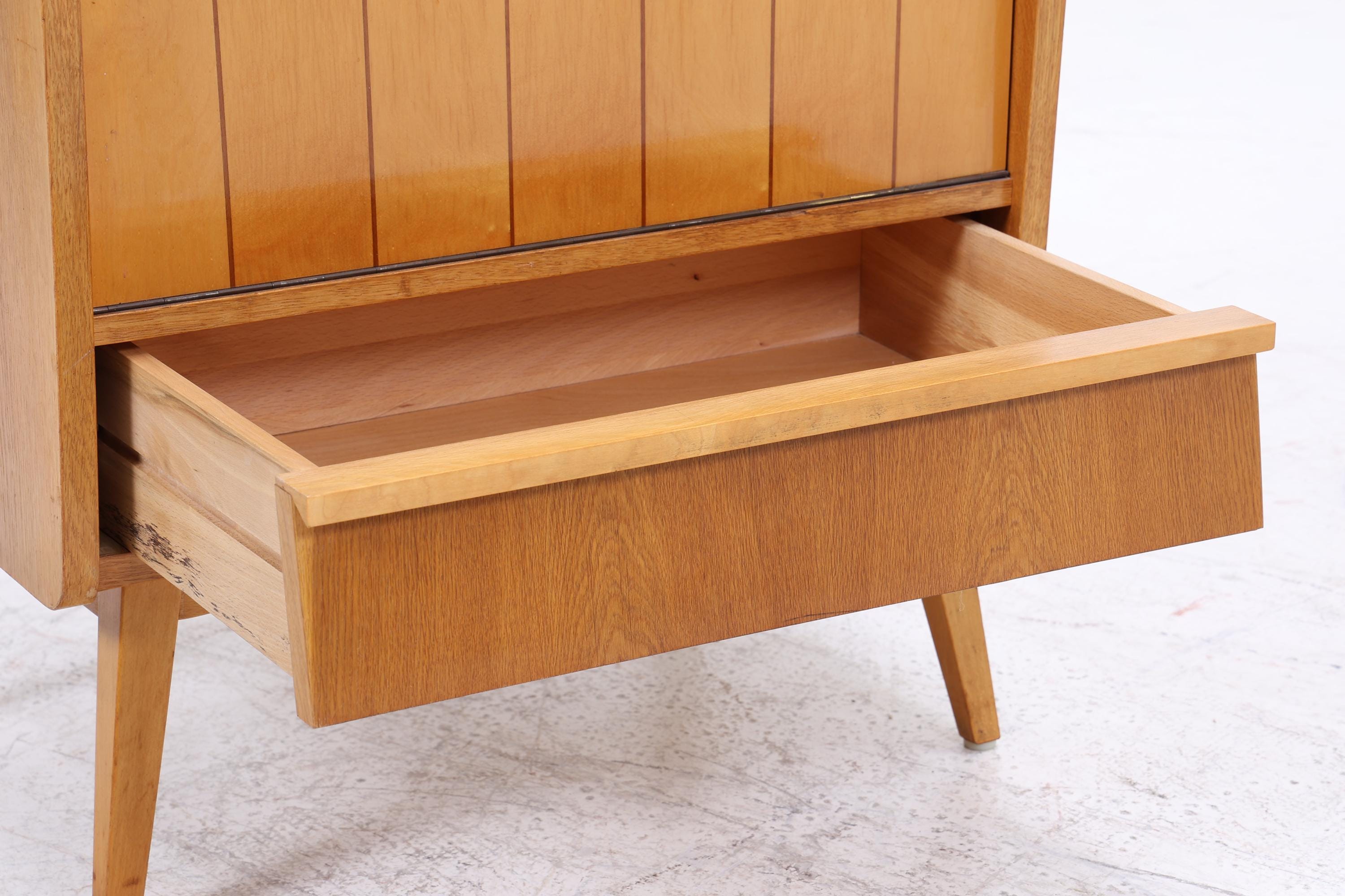 Kleiner Vintage Eiche Barschrank der 60er Jahre | Mid Century Bar Kommode im Retro-Look der 70er