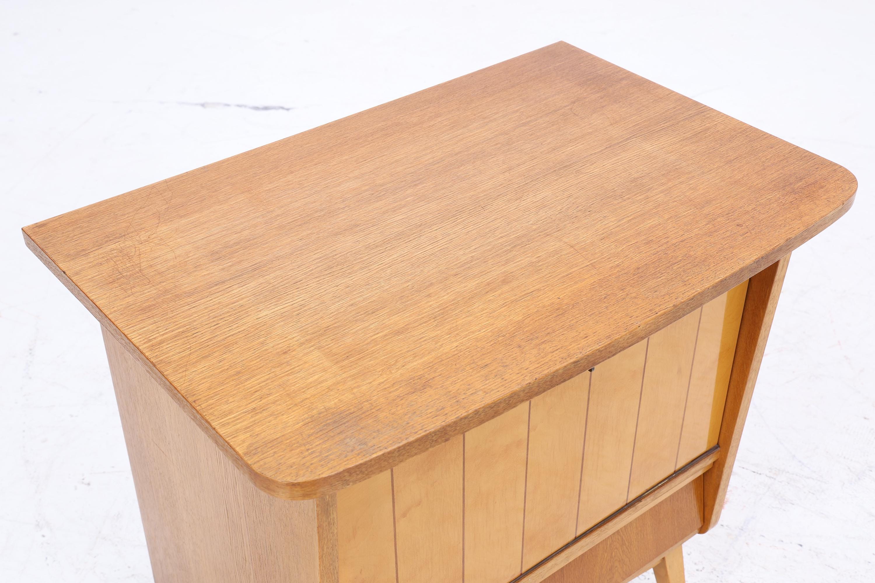 Kleiner Vintage Eiche Barschrank der 60er Jahre | Mid Century Bar Kommode im Retro-Look der 70er