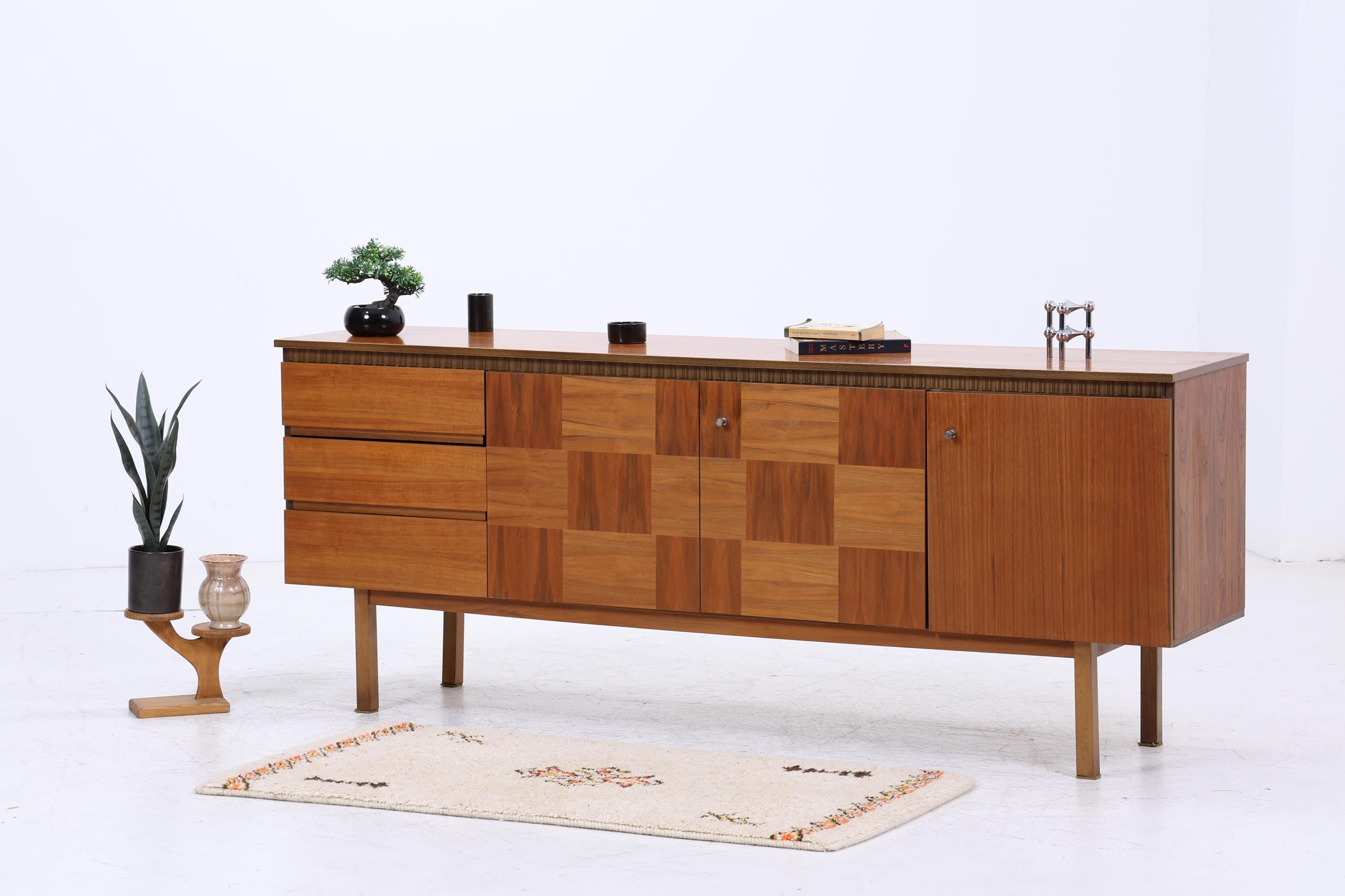 Vintage Nussbaum Sideboard 60er Jahre | Mid Century Anrichte mit Schubladen & Fächern und Schachmuster Retro Holz Aufbewahrung
