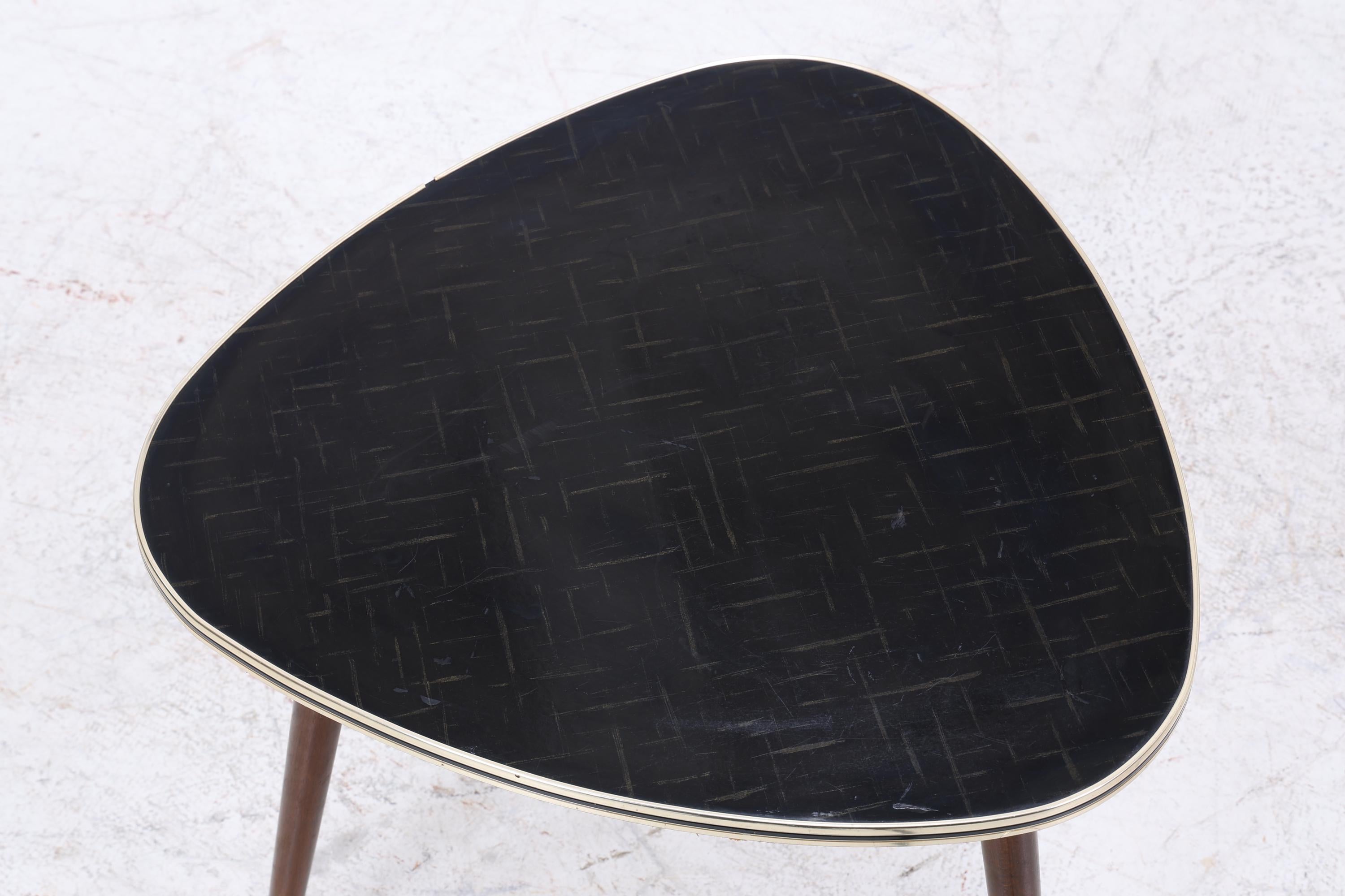Vintage Beistelltisch in Nierenform – Schwarz verzierte Tischplatte | Mid Century Design