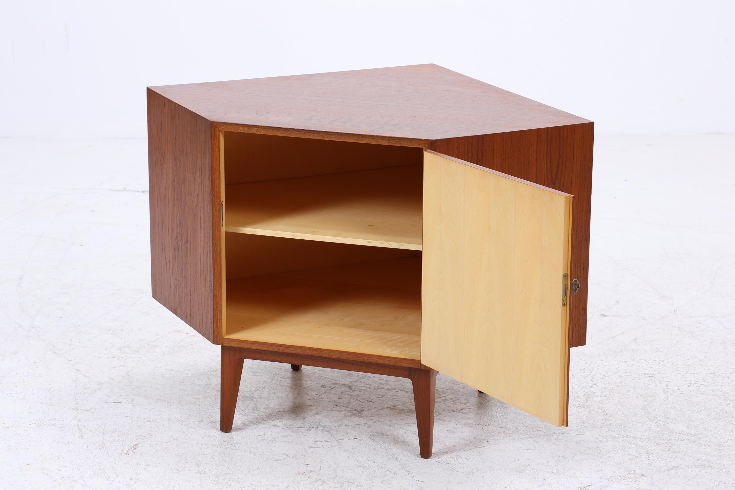 Teak Eckkommode | Vintage Mid Century | 1960er Design mit Tür und Regalboden