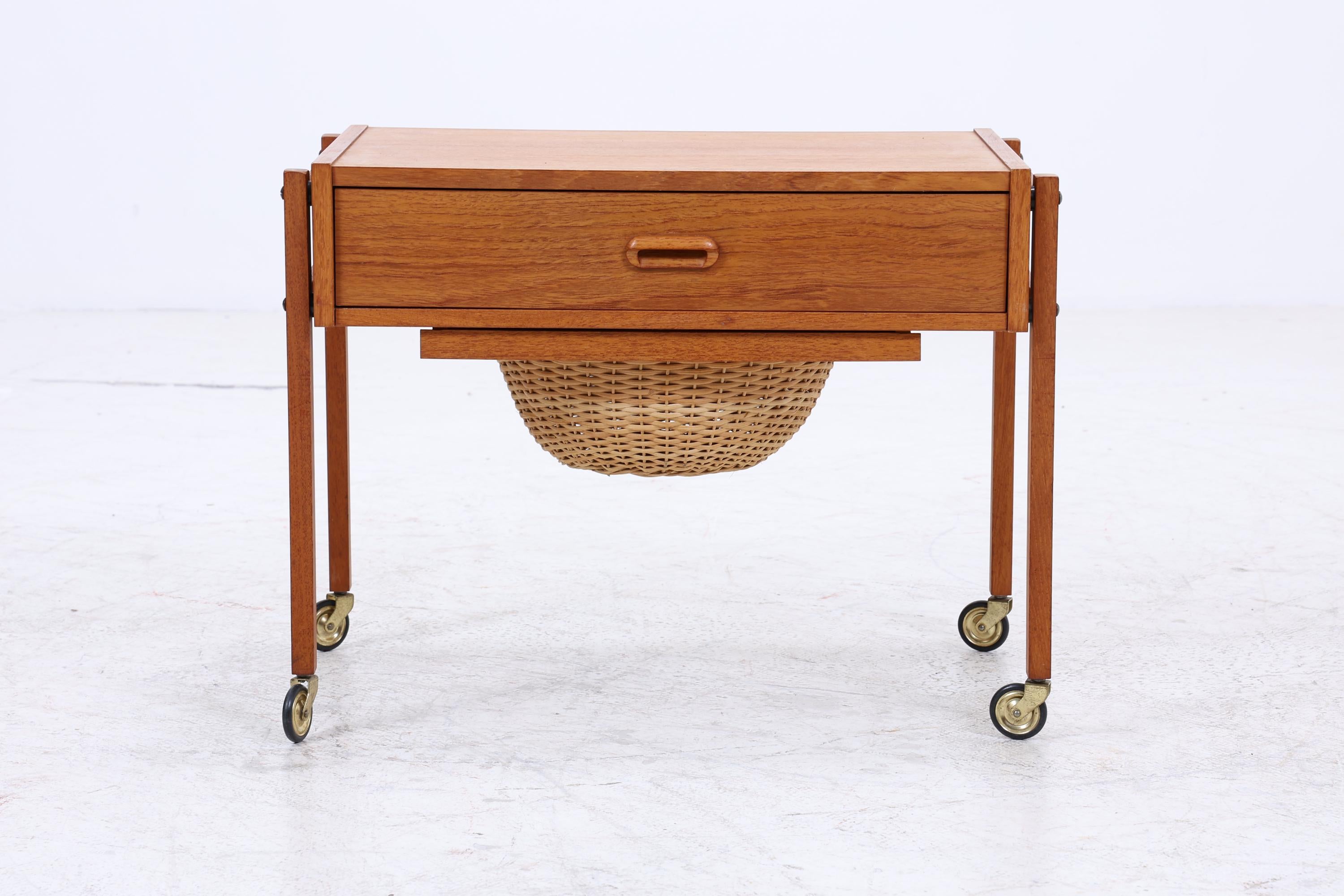 Vintage Teak Nähkasten | Danish Design | Mid-Century Beistelltisch auf Rollen
