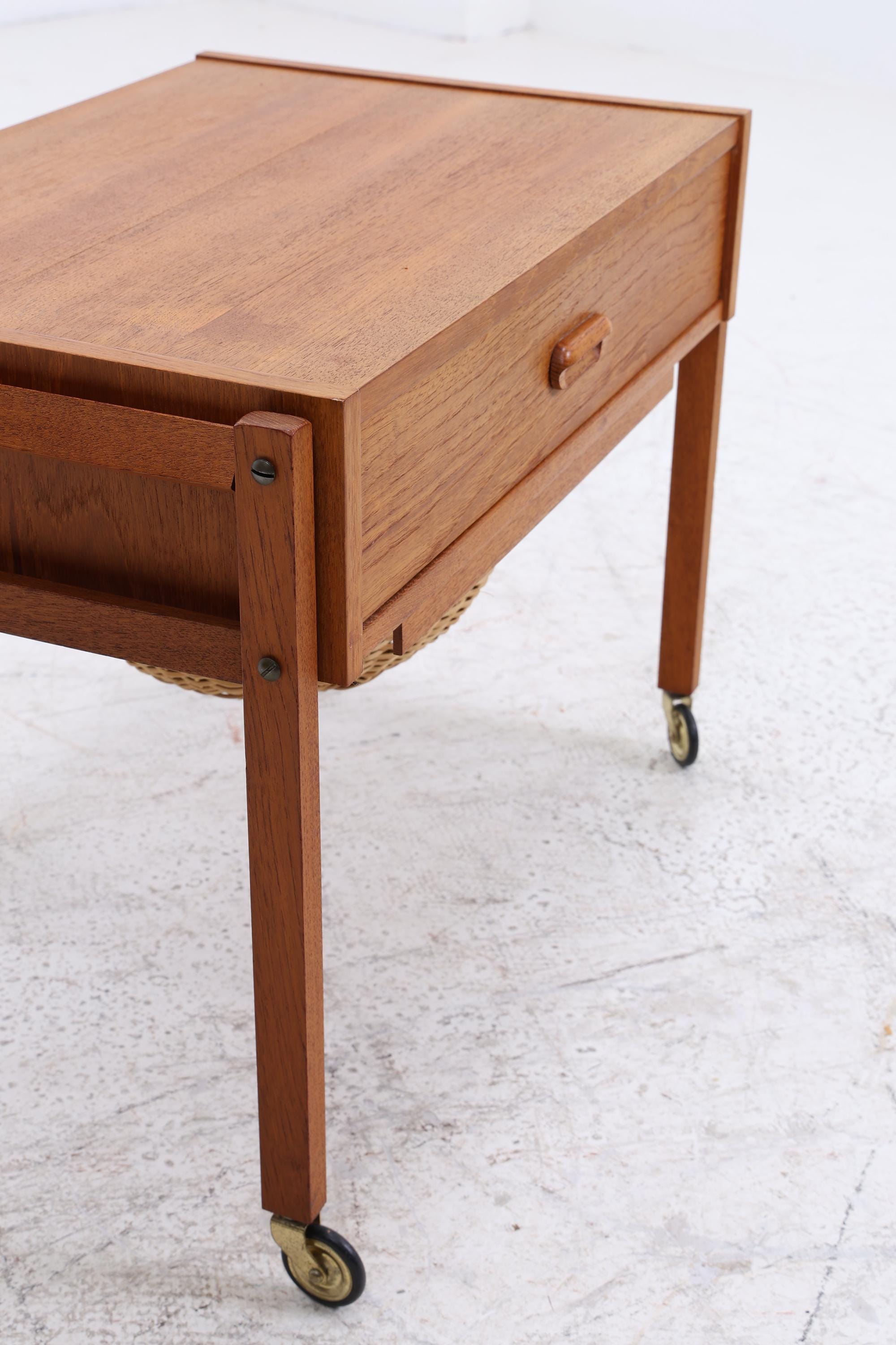 Vintage Teak Nähkasten | Danish Design | Mid-Century Beistelltisch auf Rollen