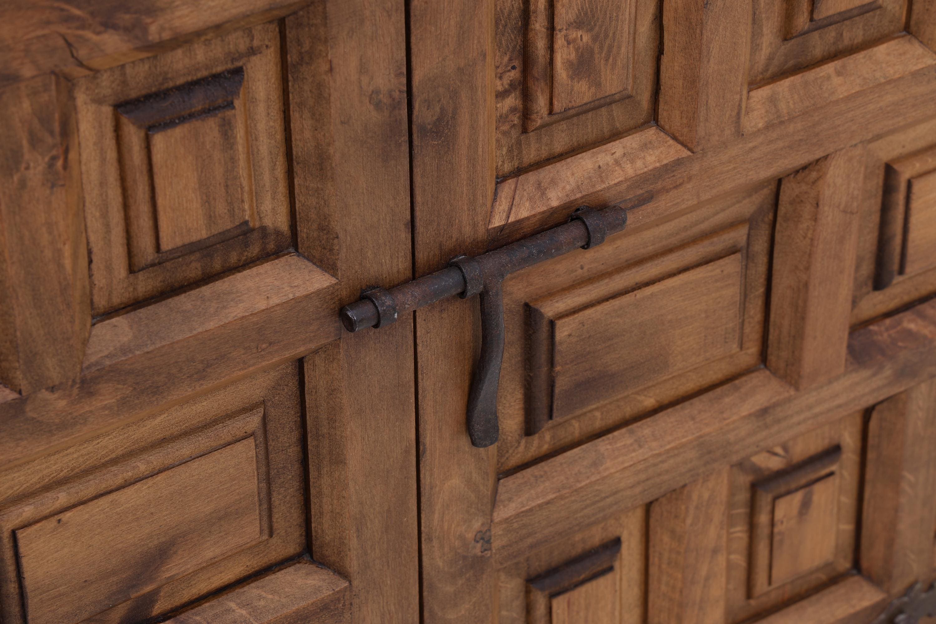 Barock Nussbaum Kommode | Spanischer Landhaus Stil mit Eisenbeschlägen