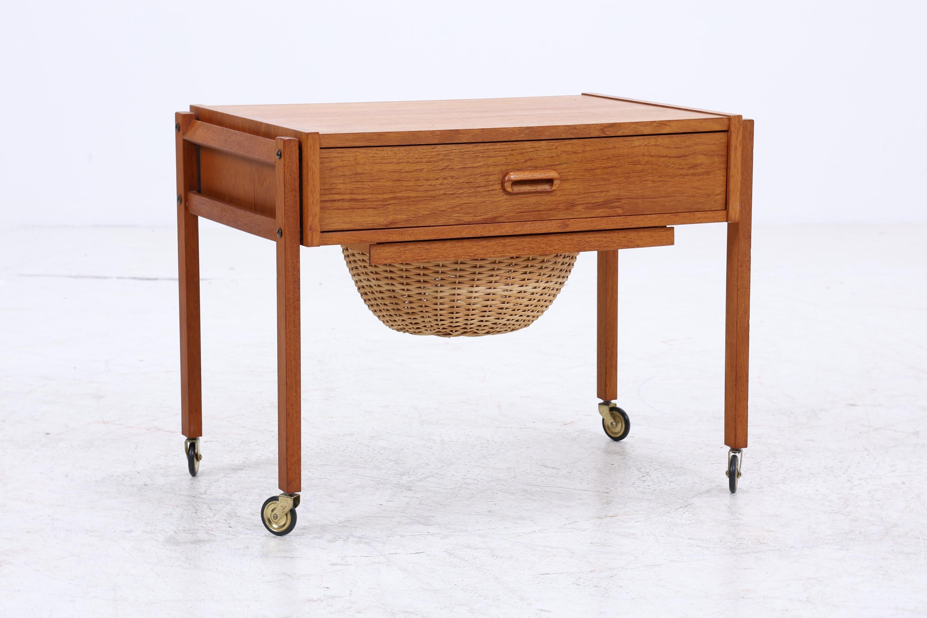 Vintage Teak Nähkasten | Danish Design | Mid-Century Beistelltisch auf Rollen