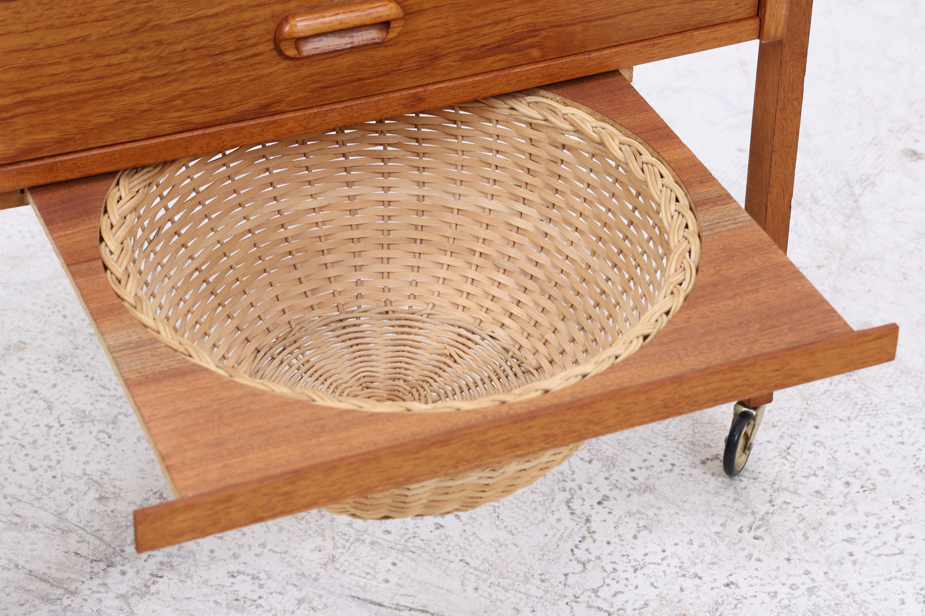Vintage Teak Nähkasten | Danish Design | Mid-Century Beistelltisch auf Rollen