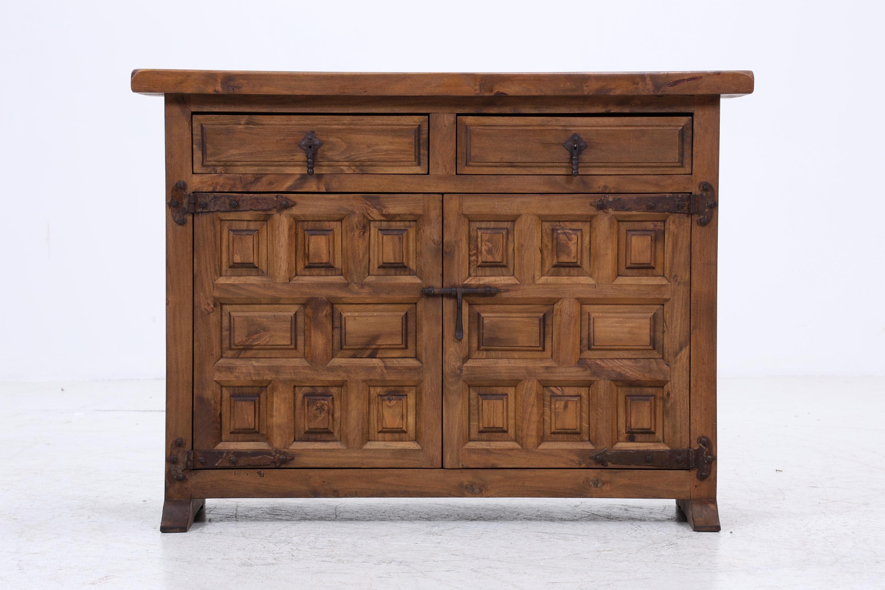 Barock Nussbaum Kommode | Spanischer Landhaus Stil mit Eisenbeschlägen
