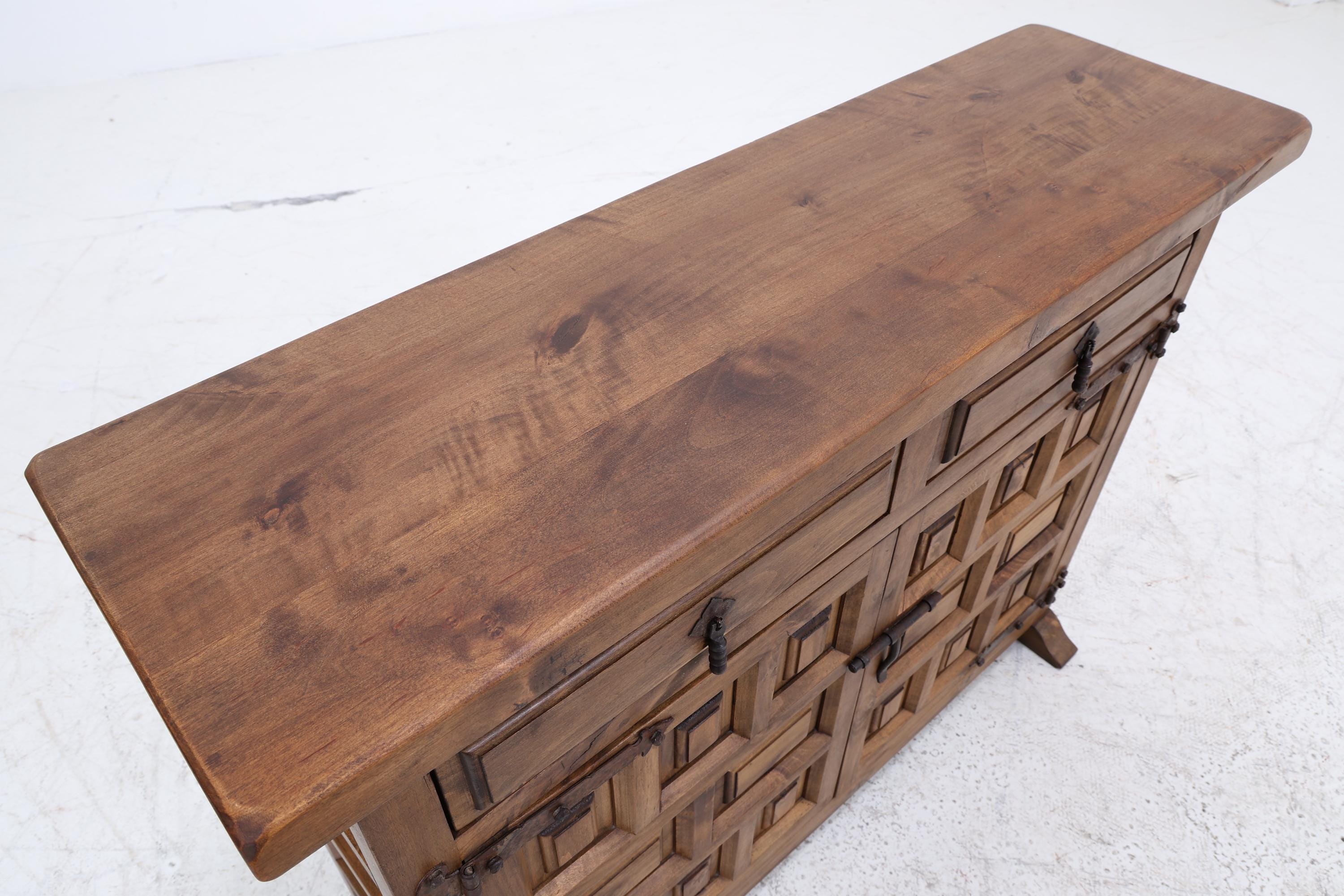 Barock Nussbaum Kommode | Spanischer Landhaus Stil mit Eisenbeschlägen