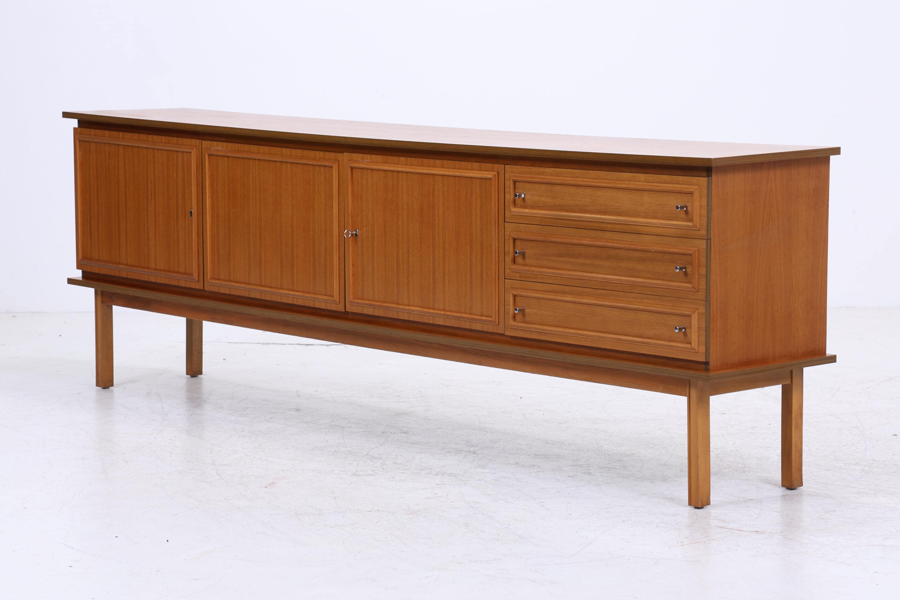 Vintage Nussbaum Sideboard 60er Jahre | Mid Century Schrank 70er