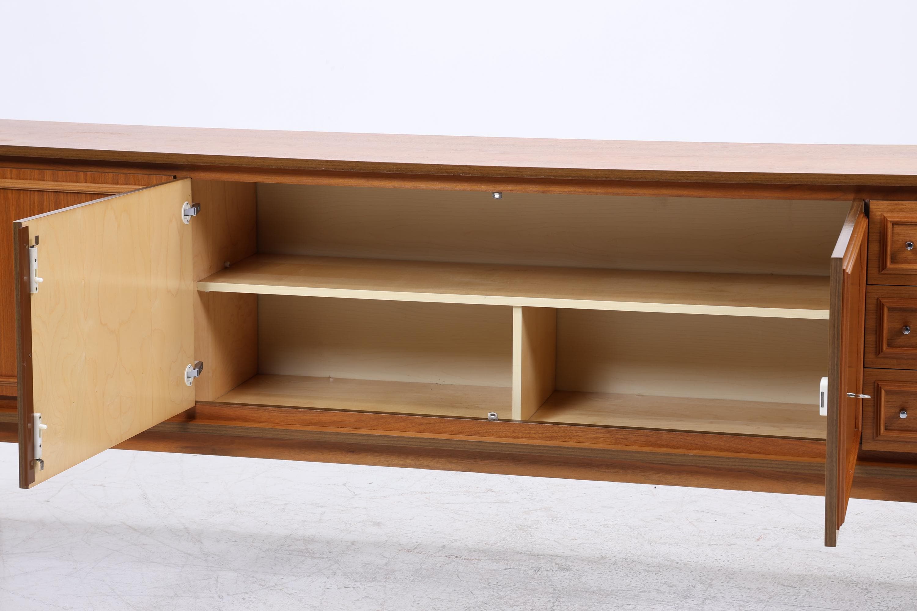 Vintage Nussbaum Sideboard 60er Jahre | Mid Century Schrank 70er