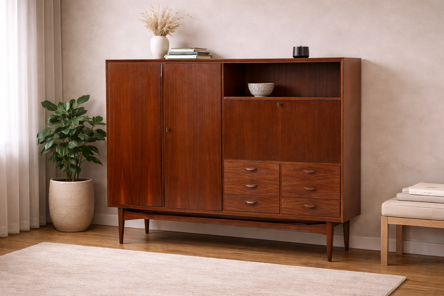 Highboard aus Teak mit viel Stauraum – Mid Century