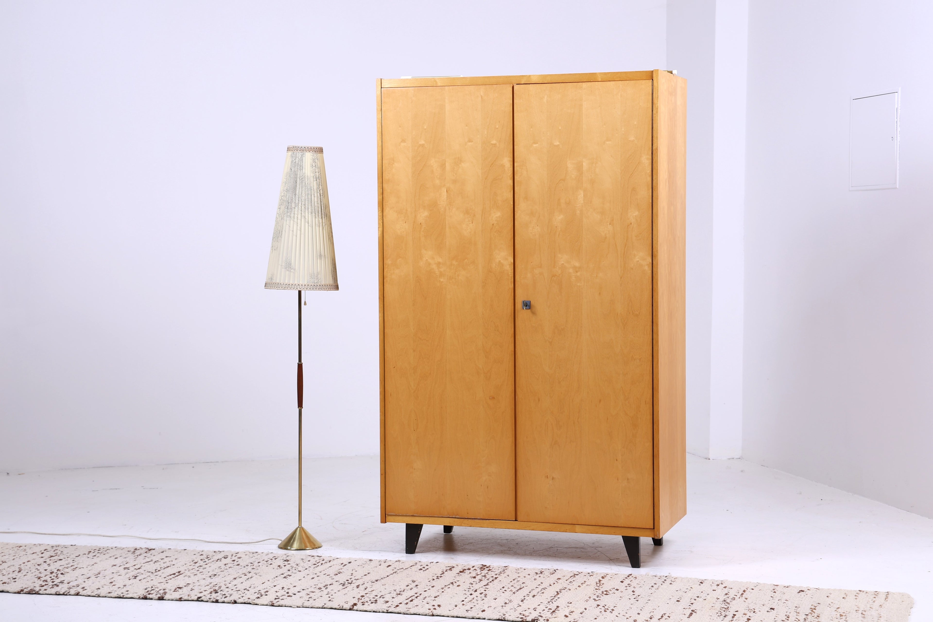 Heller Vintage Kleiderschrank | Mid Century Wäscheschrank | 60er Jahre Schrank | mit Kleiderstange &amp; Fächern 1|2