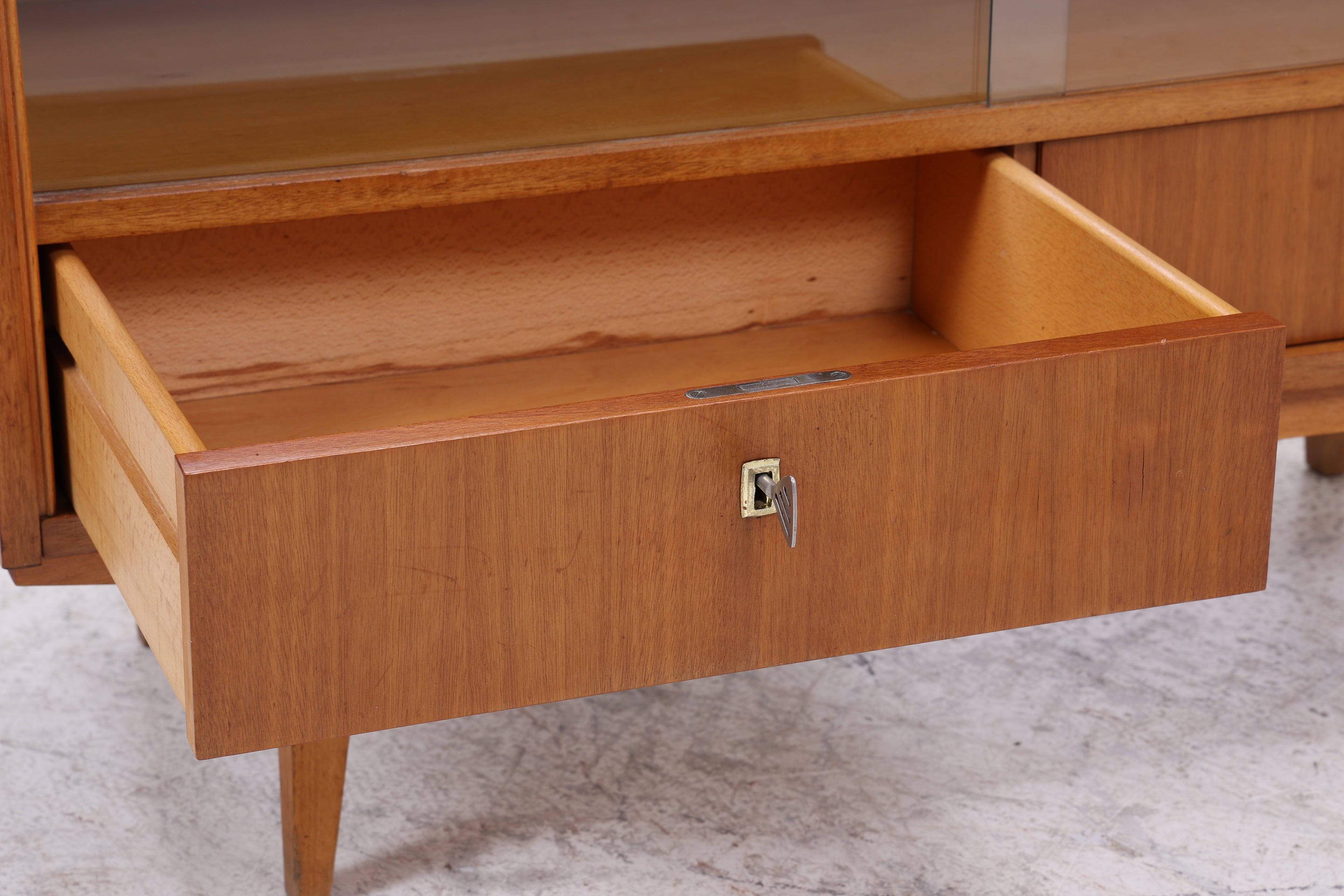 Vintage Kommode mit Glasschiebetüren | Mid Century Vitrine | 60er Jahre