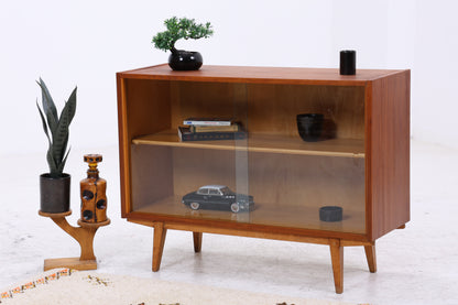 Vintage Nussbaum Vitrine | Mid Century Kommode mit Glasschiebetüren