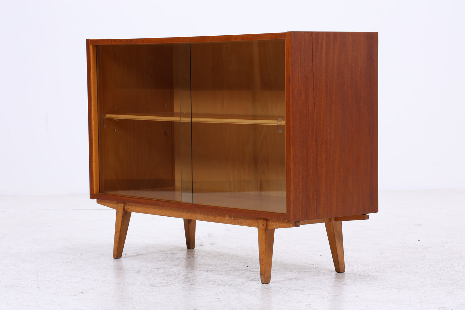Vintage Nussbaum Vitrine | Mid Century Kommode mit Glasschiebetüren