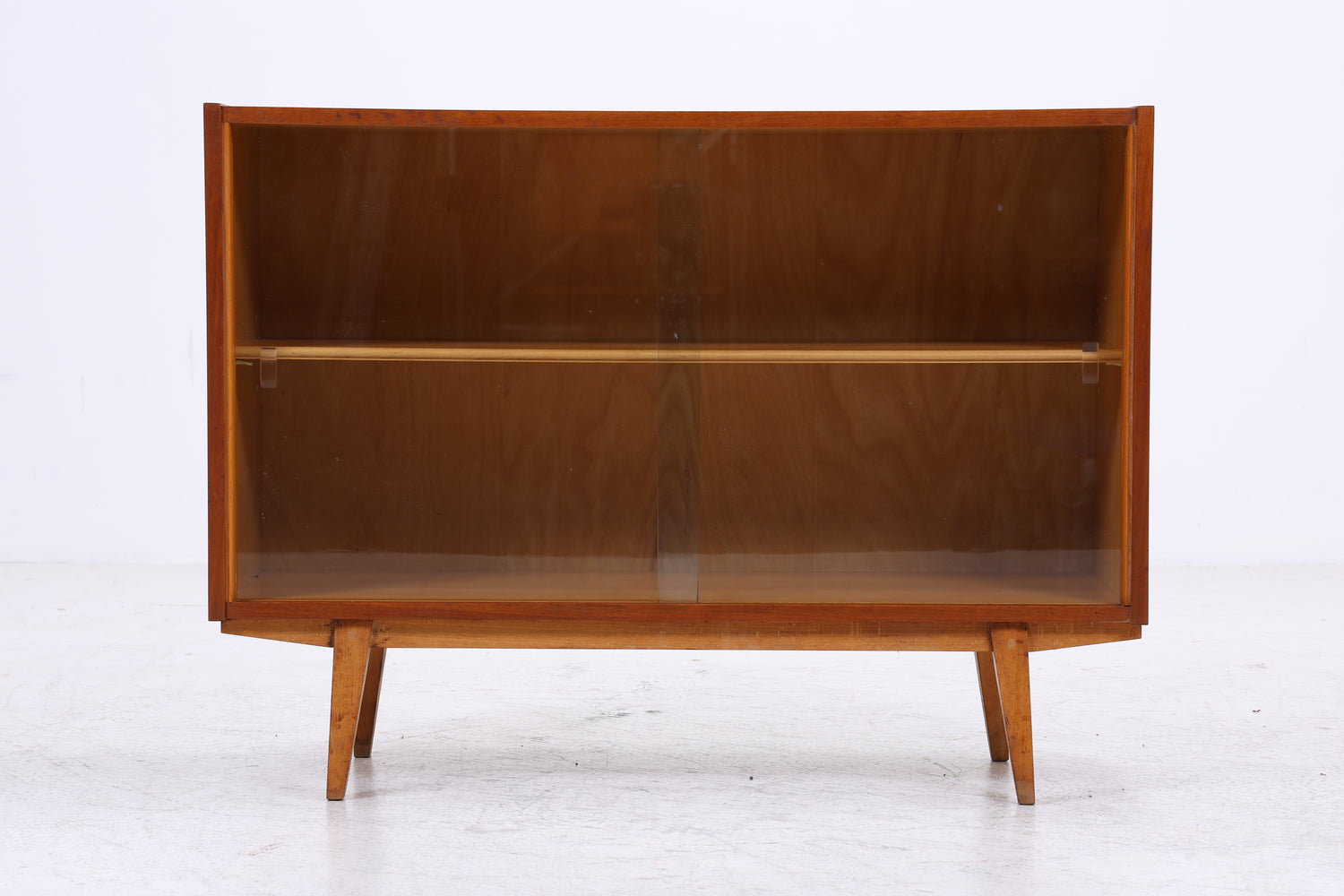 Vintage Nussbaum Vitrine | Mid Century Kommode mit Glasschiebetüren