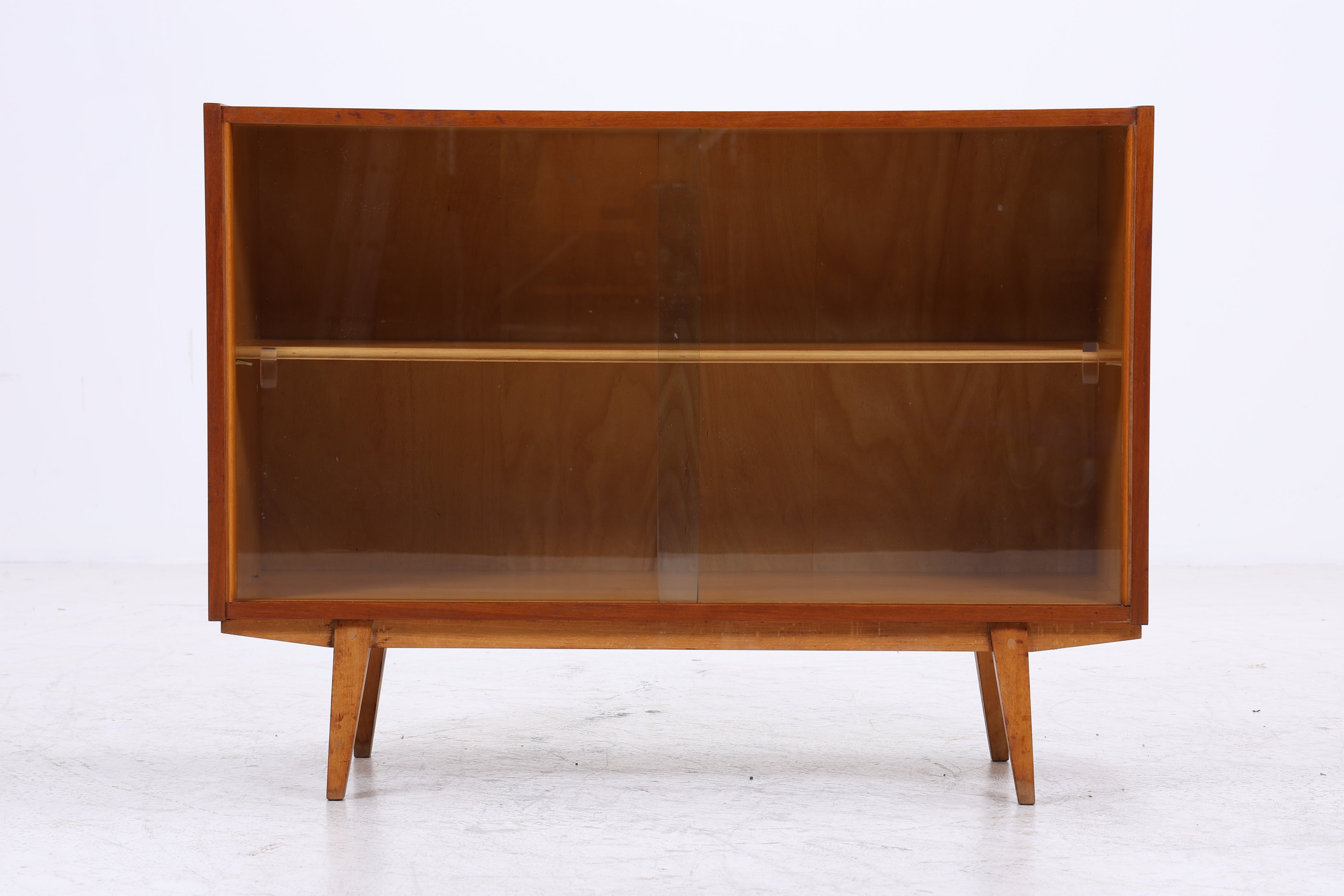 Vintage Nussbaum Vitrine | Mid Century Kommode mit Glasschiebetüren