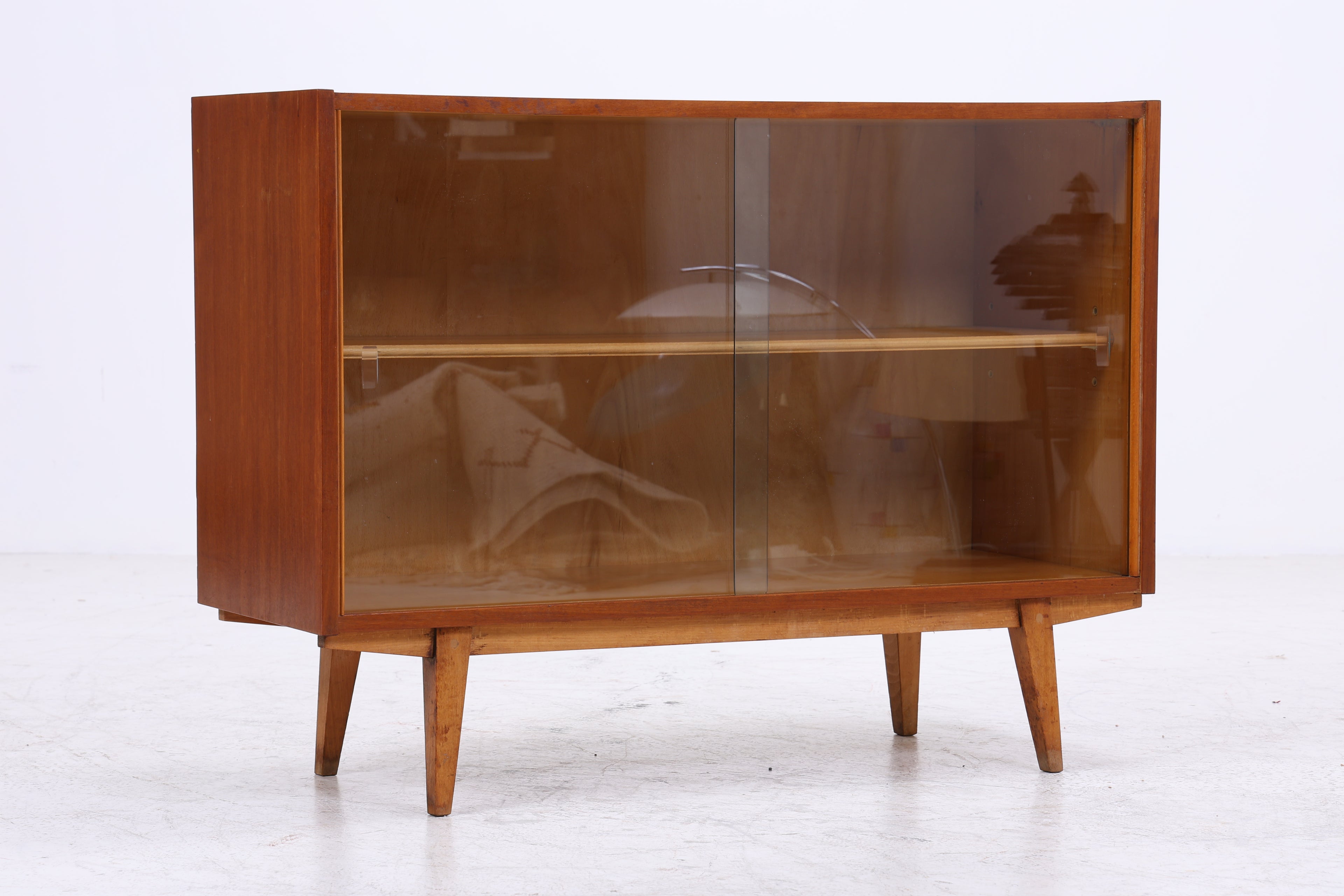 Vintage Nussbaum Vitrine | Mid Century Kommode mit Glasschiebetüren