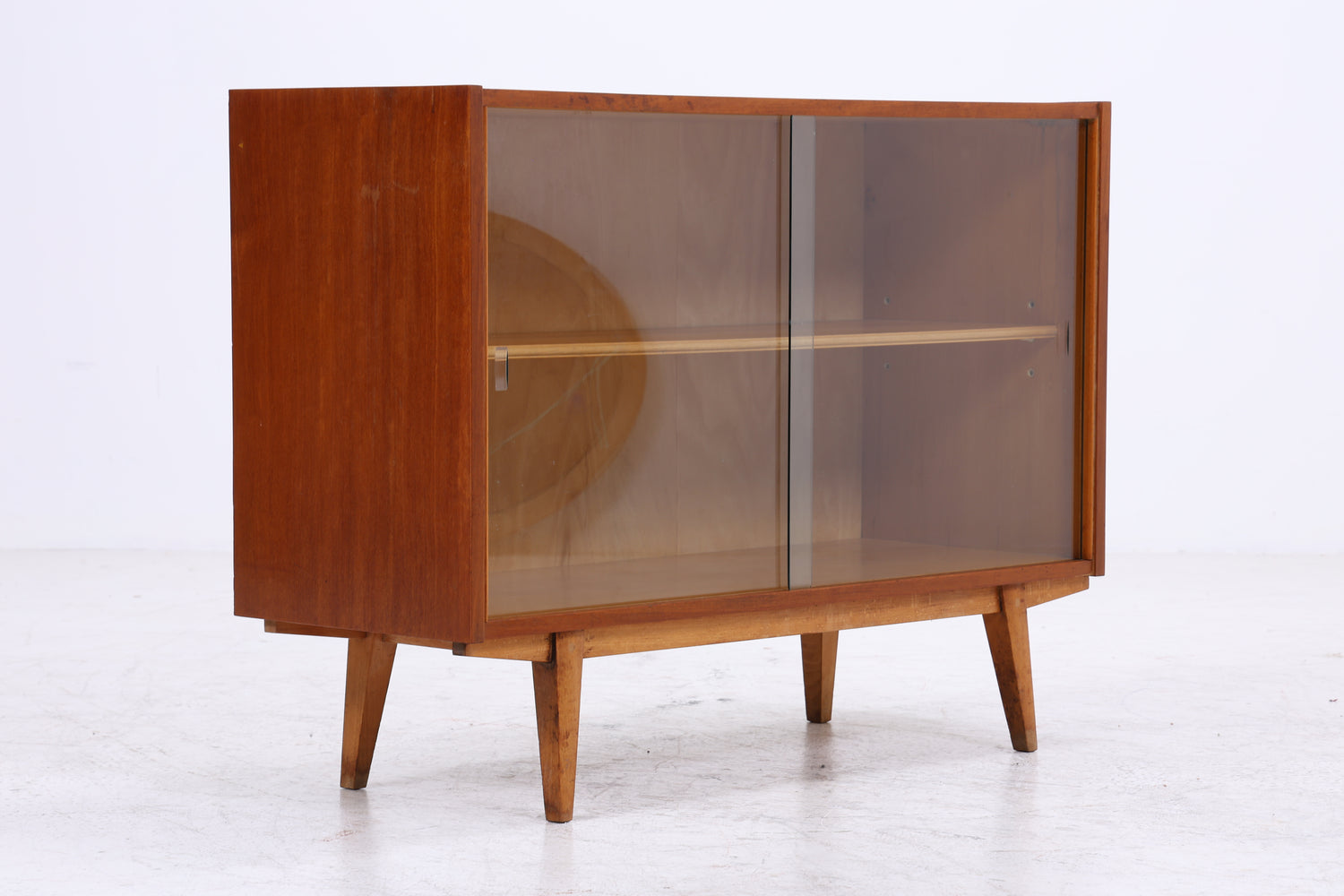 Vintage Nussbaum Vitrine | Mid Century Kommode mit Glasschiebetüren