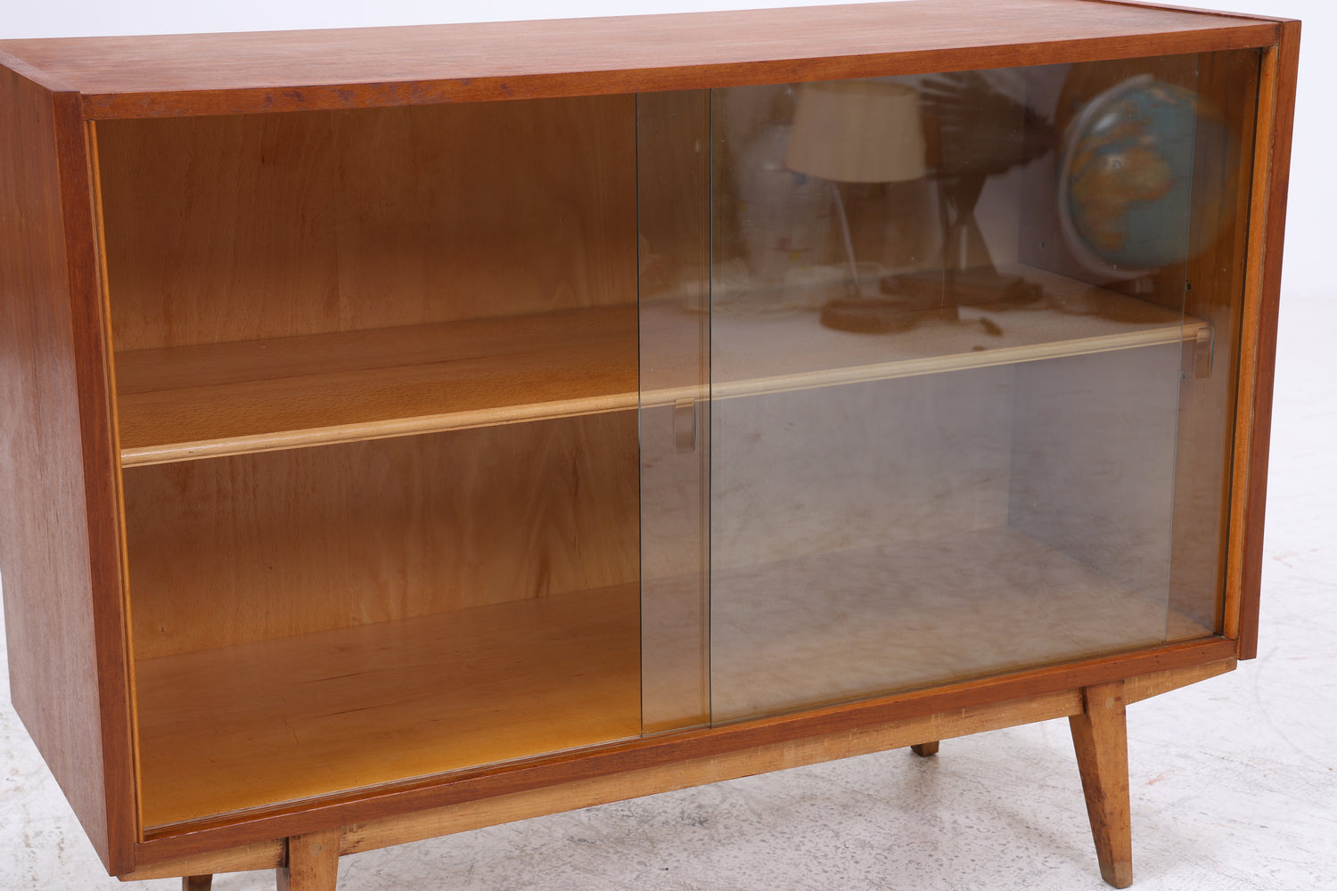 Vintage Nussbaum Vitrine | Mid Century Kommode mit Glasschiebetüren