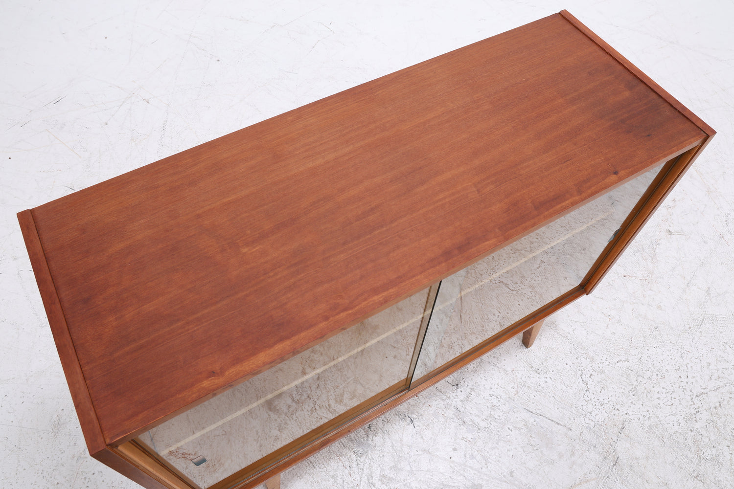 Vintage Nussbaum Vitrine | Mid Century Kommode mit Glasschiebetüren