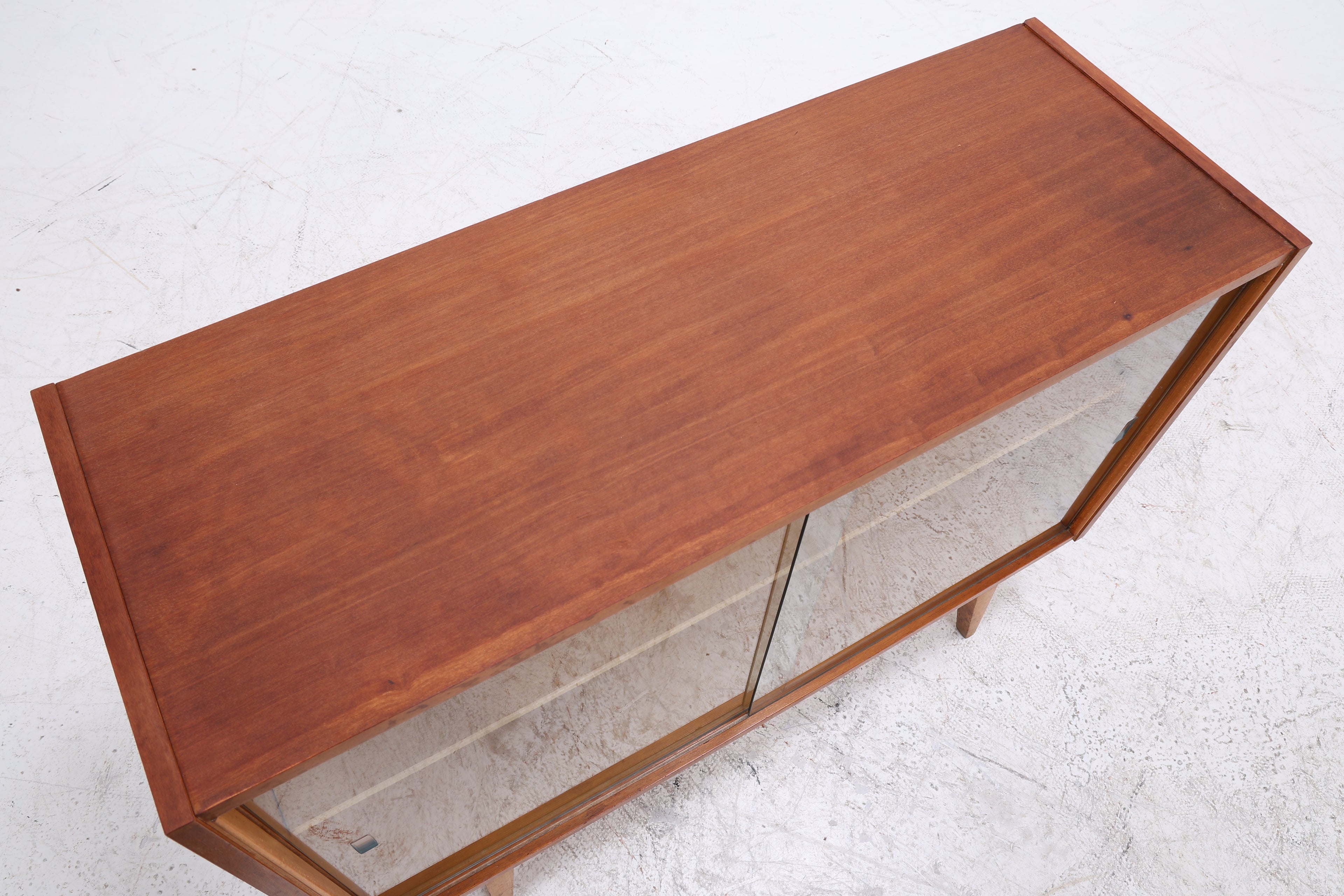 Vintage Nussbaum Vitrine | Mid Century Kommode mit Glasschiebetüren