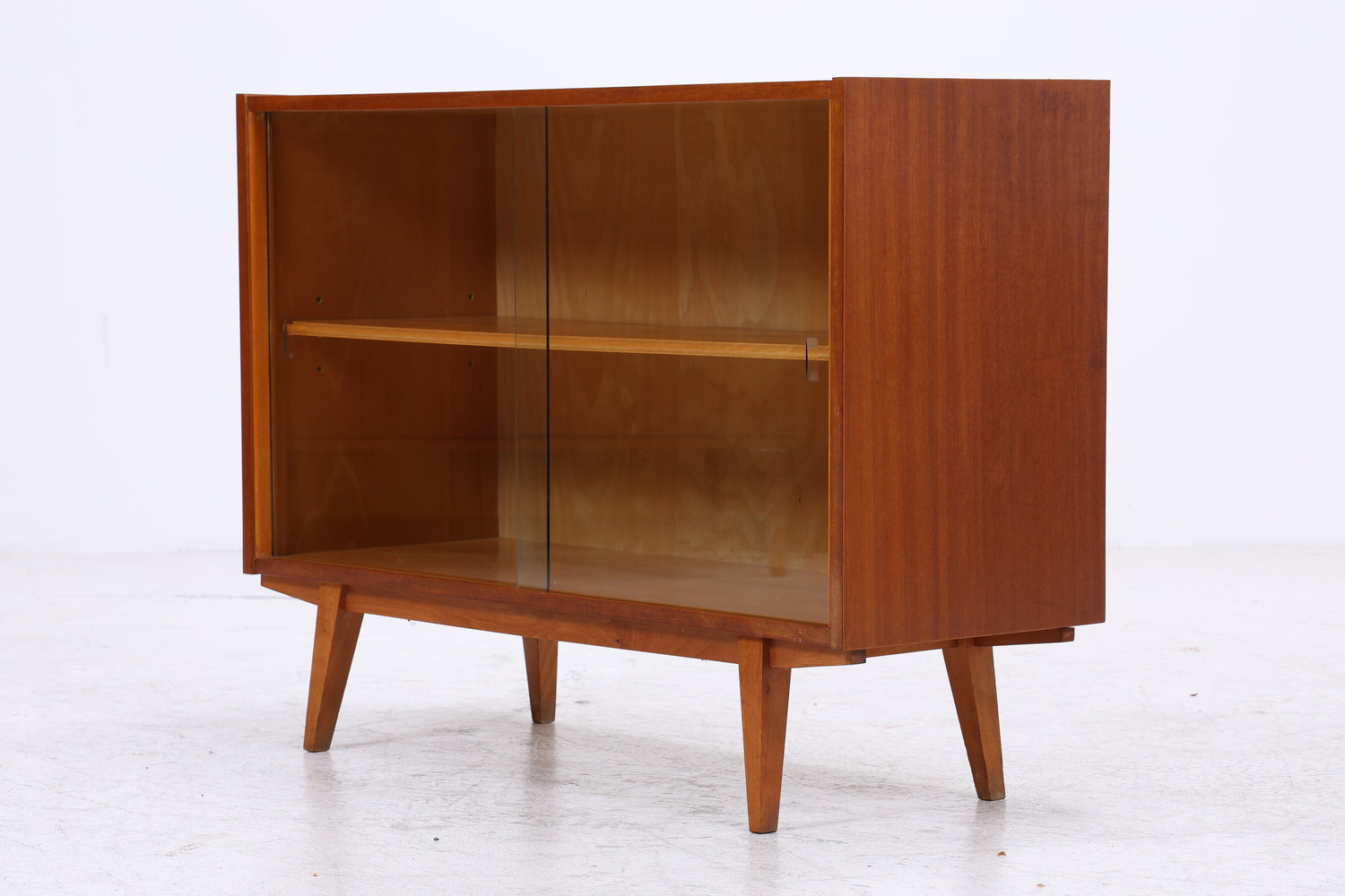 Vintage Nussbaum Vitrine | Mid Century Kommode mit Glasschiebetüren | 60er Jahre