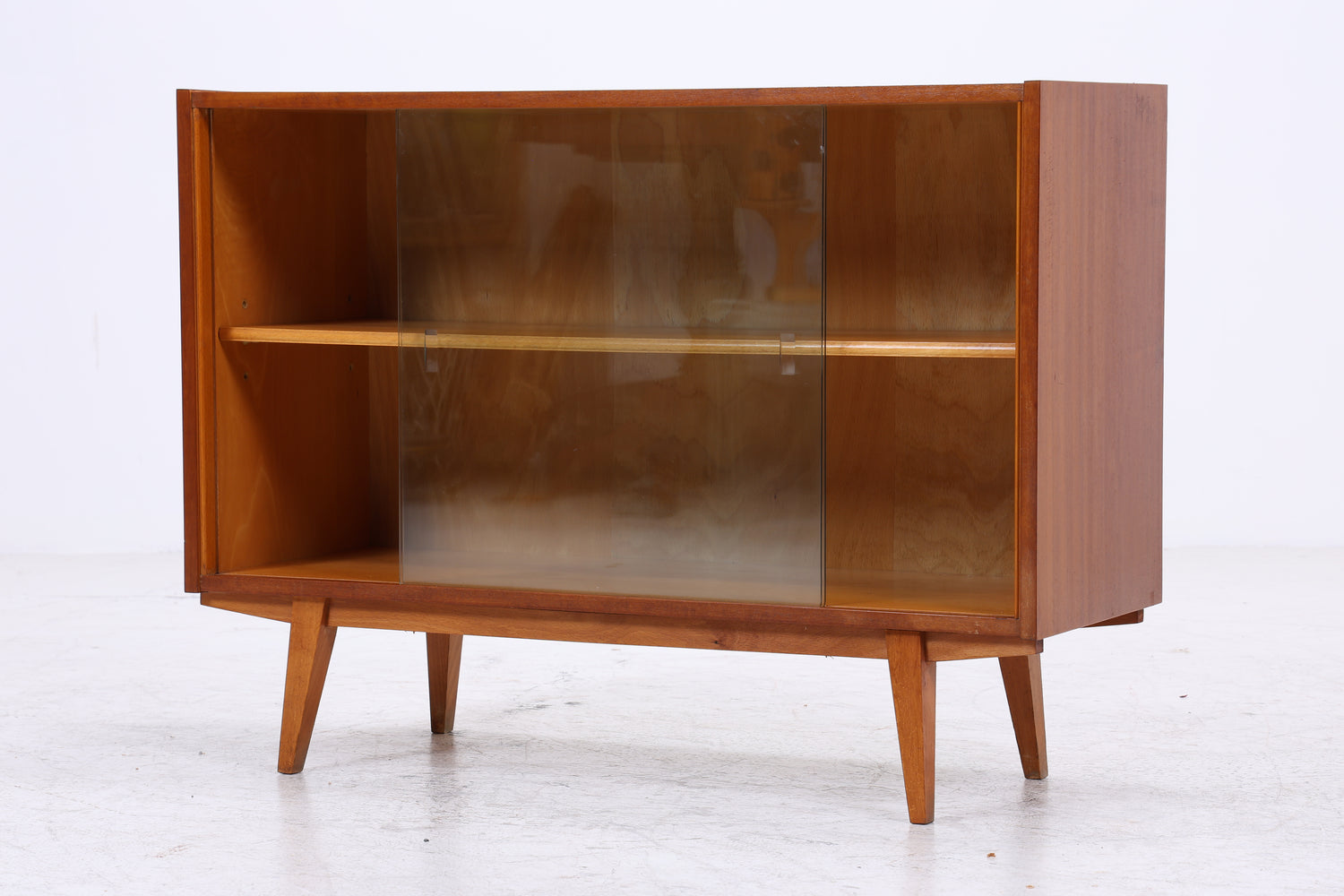 Vintage Nussbaum Vitrine | Mid Century Kommode mit Glasschiebetüren | 60er Jahre