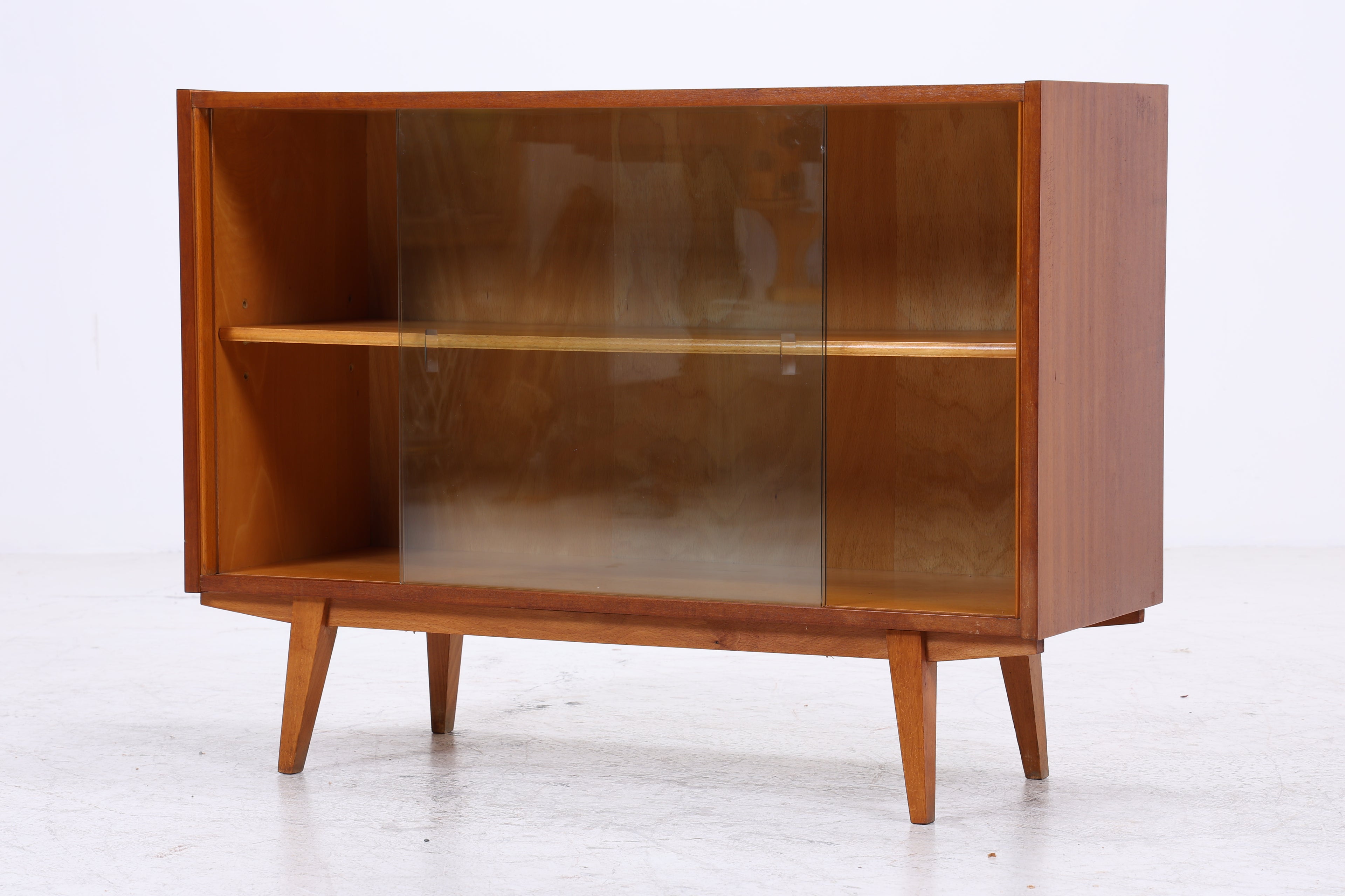Vintage Nussbaum Vitrine | Mid Century Kommode mit Glasschiebetüren | 60er Jahre
