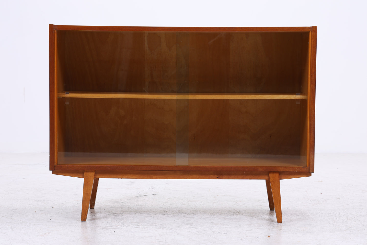 Vintage Nussbaum Vitrine | Mid Century Kommode mit Glasschiebetüren | 60er Jahre
