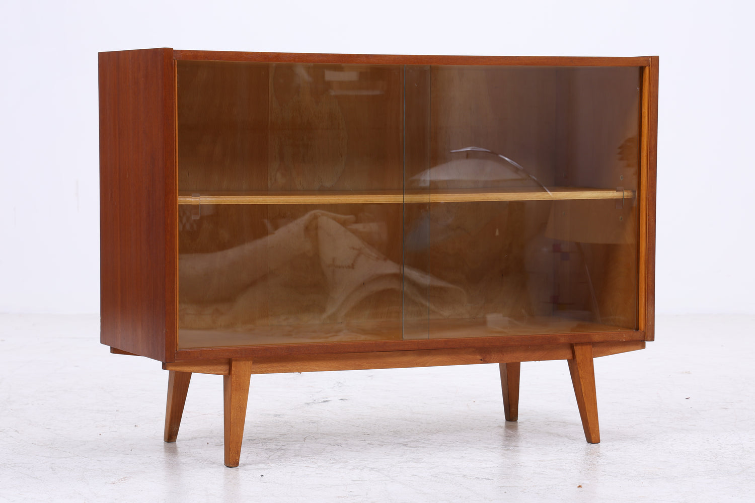 Vintage Nussbaum Vitrine | Mid Century Kommode mit Glasschiebetüren | 60er Jahre