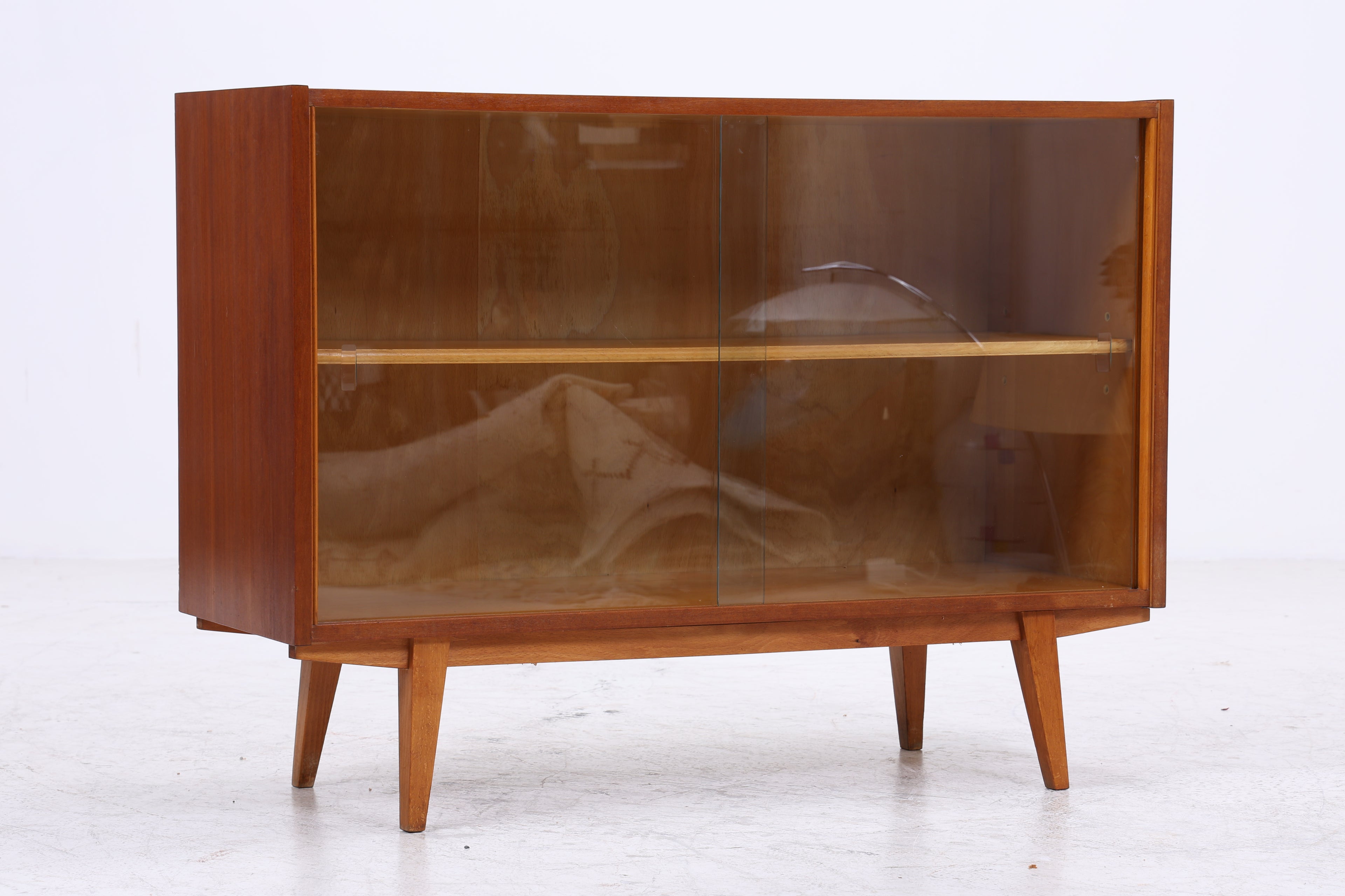 Vintage Nussbaum Vitrine | Mid Century Kommode mit Glasschiebetüren | 60er Jahre