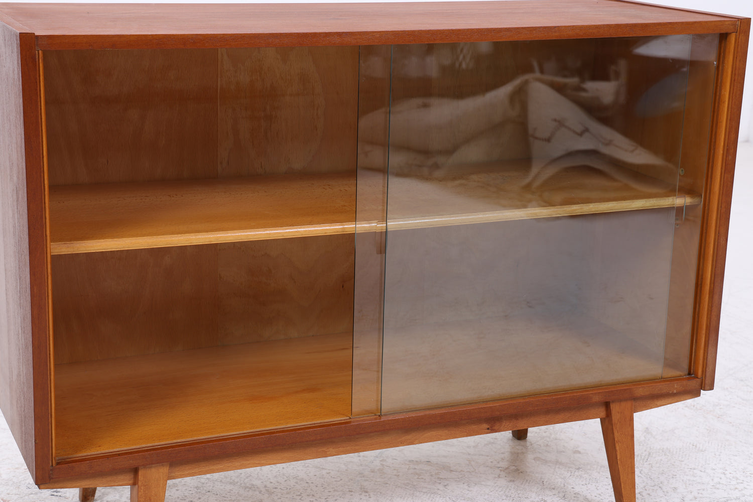 Vintage Nussbaum Vitrine | Mid Century Kommode mit Glasschiebetüren | 60er Jahre