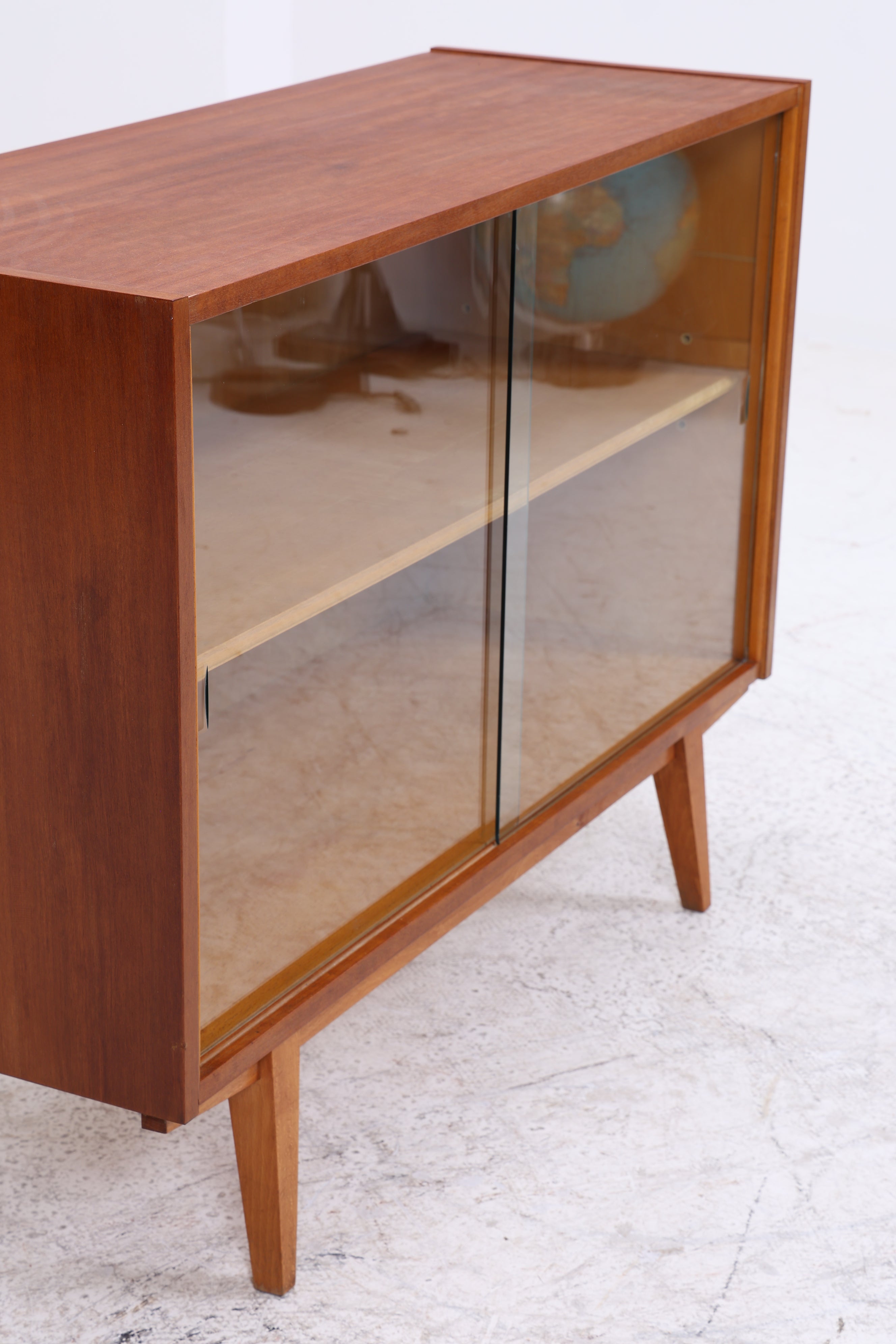 Vintage Nussbaum Vitrine | Mid Century Kommode mit Glasschiebetüren | 60er Jahre