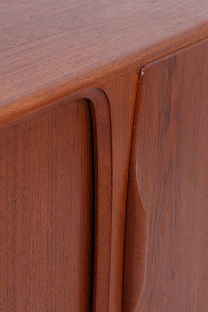 Johannes Andersen Modell 19 | Teak Sideboard | Danish Design