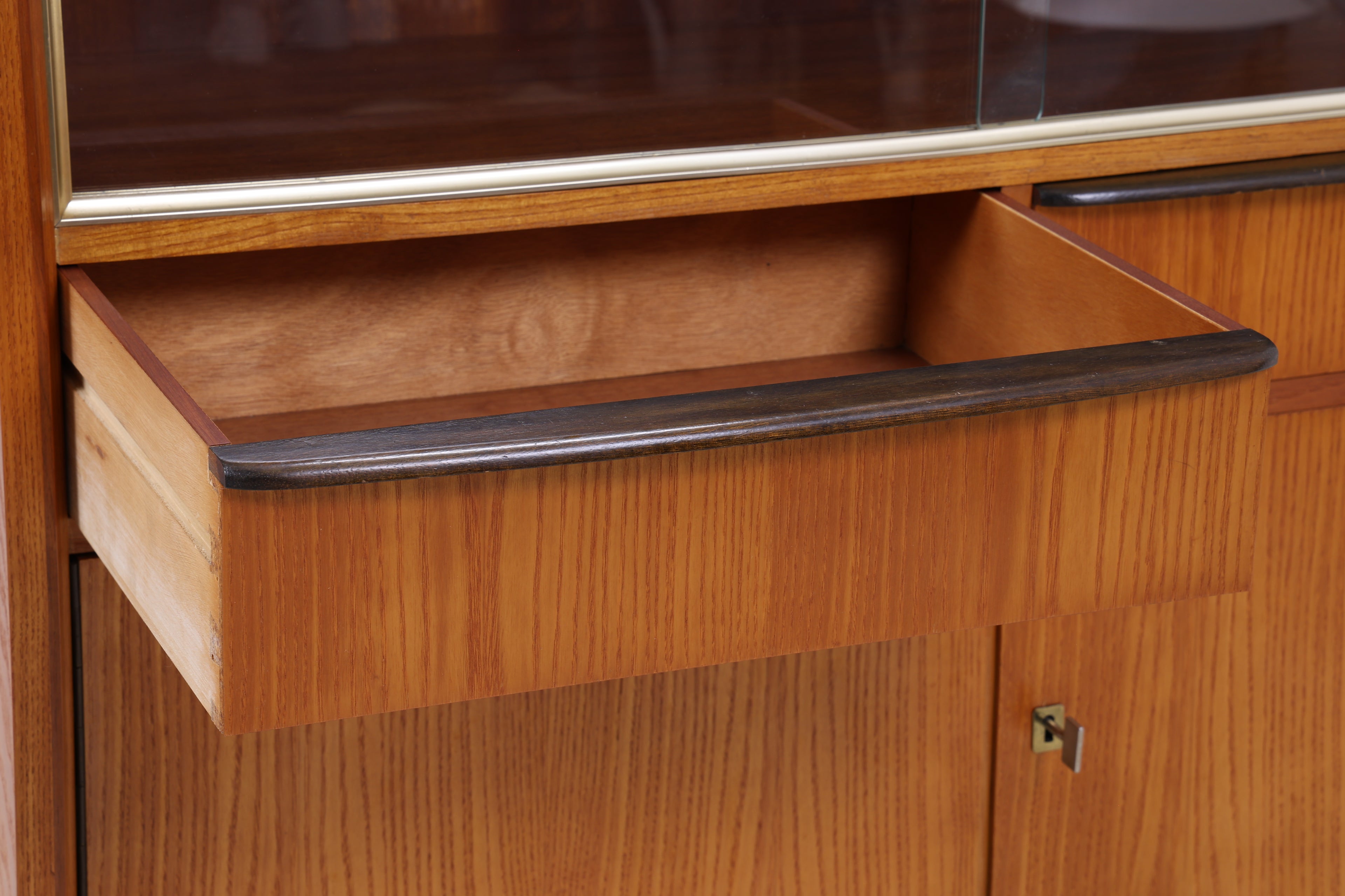 Vintage Vitrine | Mid Century | Glasschiebetüren | 60er Jahre
