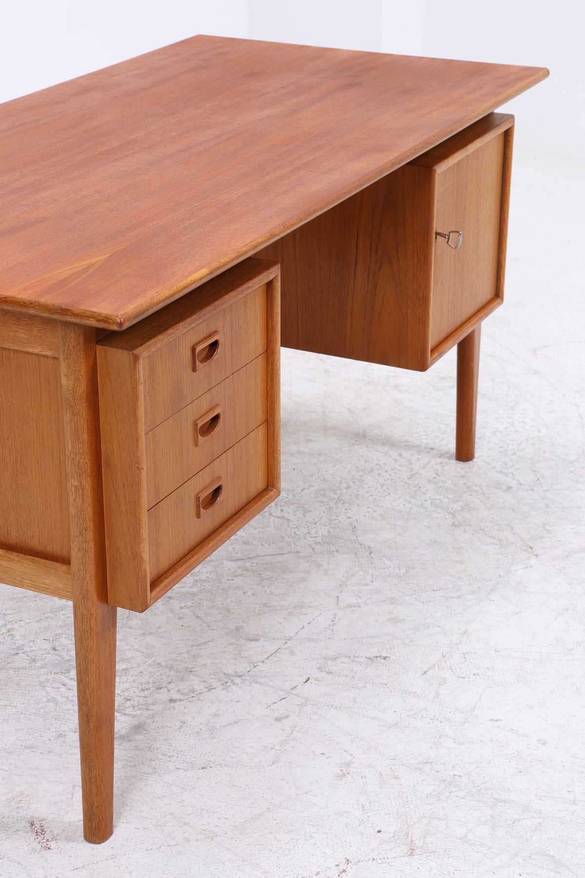Vintage Teak Schreibtisch | 3 Schubladen | Mid Century