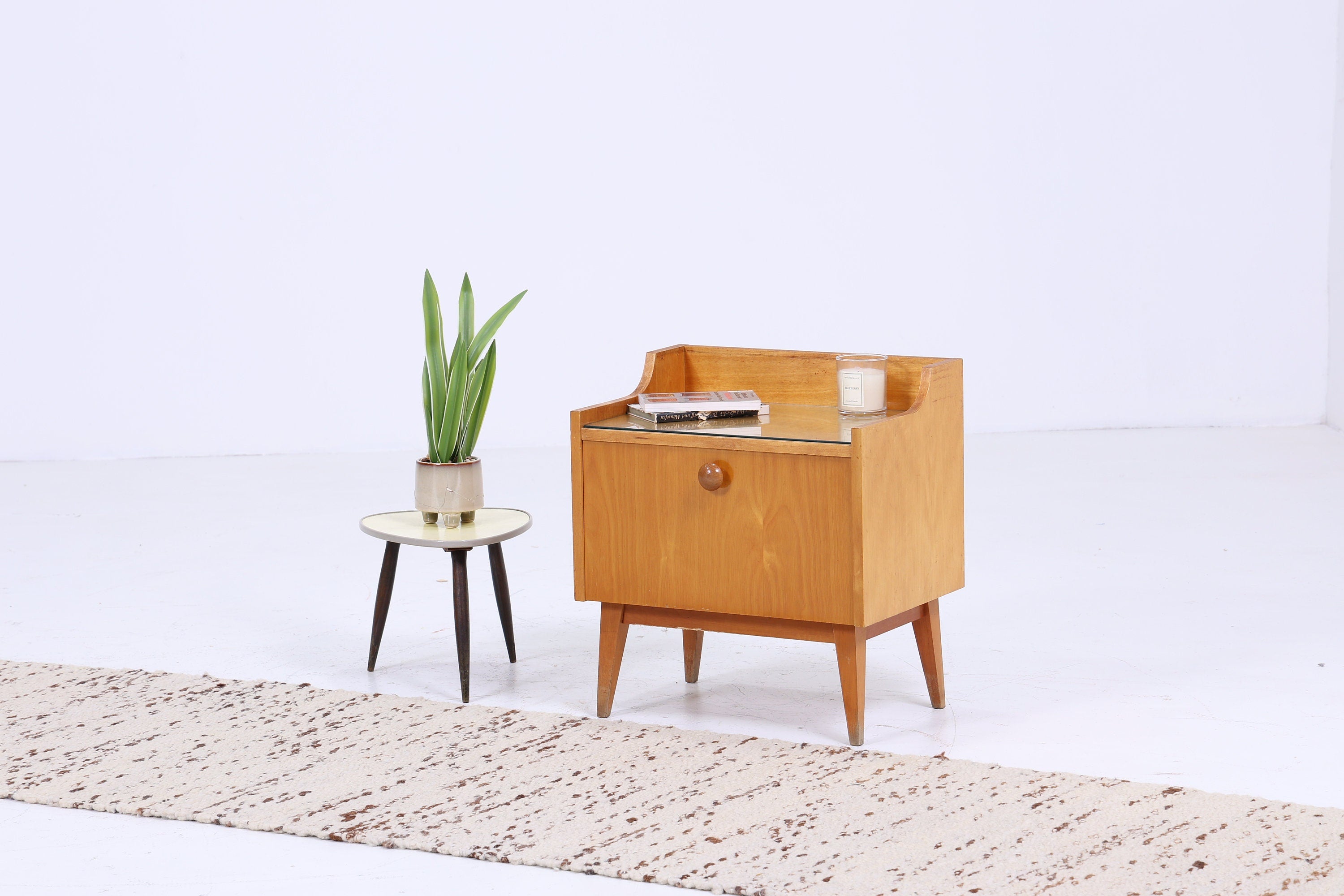 Vintage Nachttisch der 60er | Mid Century Mini Kommode mit Klappe und Glasablage Vintage | Stilvolle 70er Holz Aufbewahrung Schlafzimmer