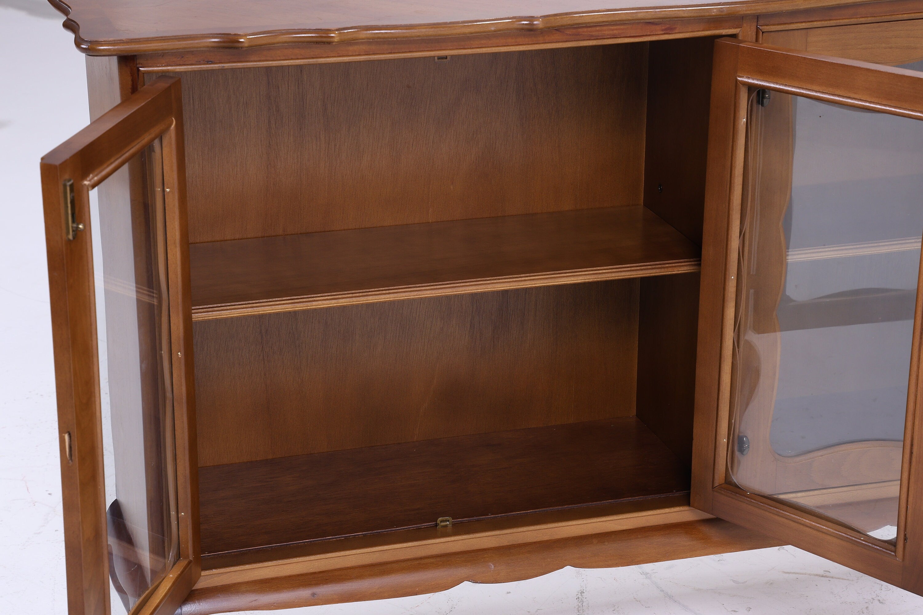 Vintage Vitrine im französischen Stil, Holzvitrine mit Glastüren, antikes Sideboard Holz Aufbewahrung Louis-Philippe-Stil Schmal Flach