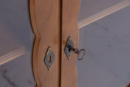 Vintage Vitrine im französischen Stil, Holzvitrine mit Glastüren, antikes Sideboard Holz Aufbewahrung Louis-Philippe-Stil Schmal Flach