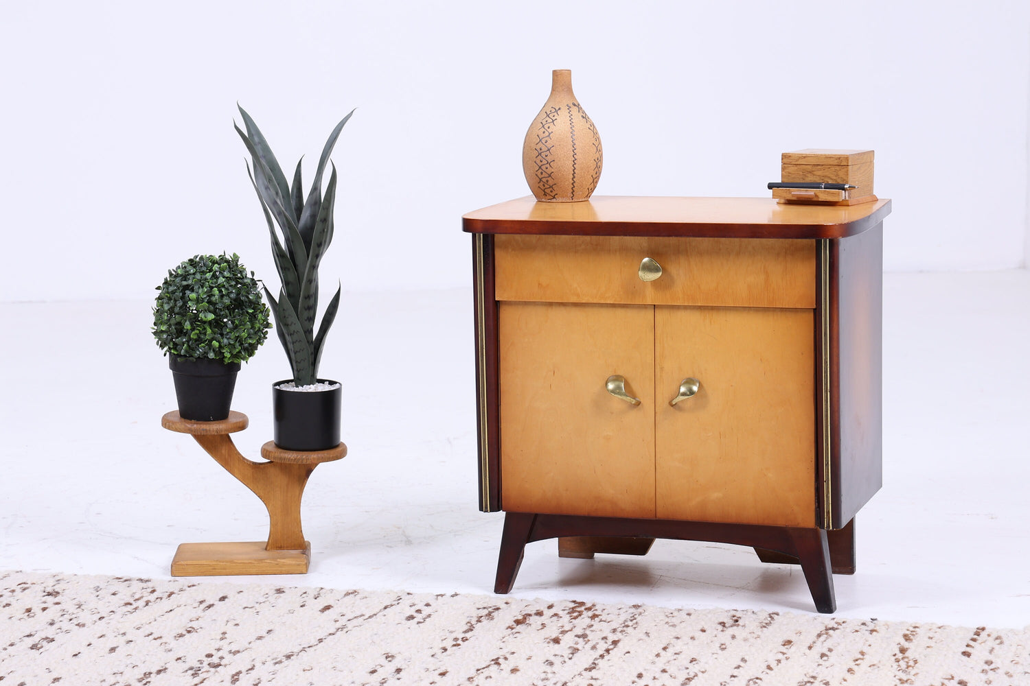 Vintage Mid Century Nachttisch mit Messinggriffen | Mini Kommode mit 2 Türen &amp; Schublade | 50er Holz Aufbewahrung Beige Messing 2v2