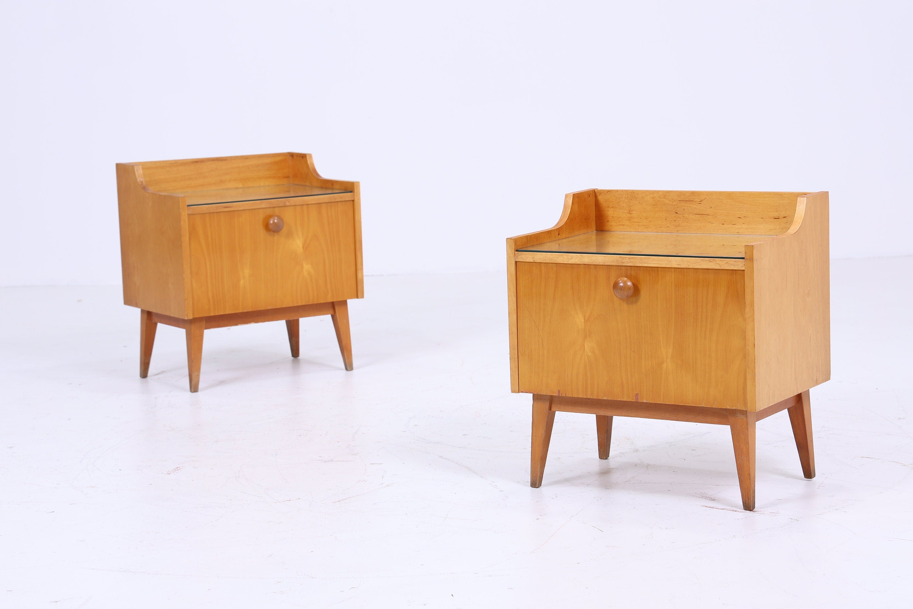 2 Vintage Nachttisch der 60er | Mid Century Mini Kommode mit Klappe und Glasablage Vintage | Stilvolle 70er Holz Aufbewahrung Schlafzimmer