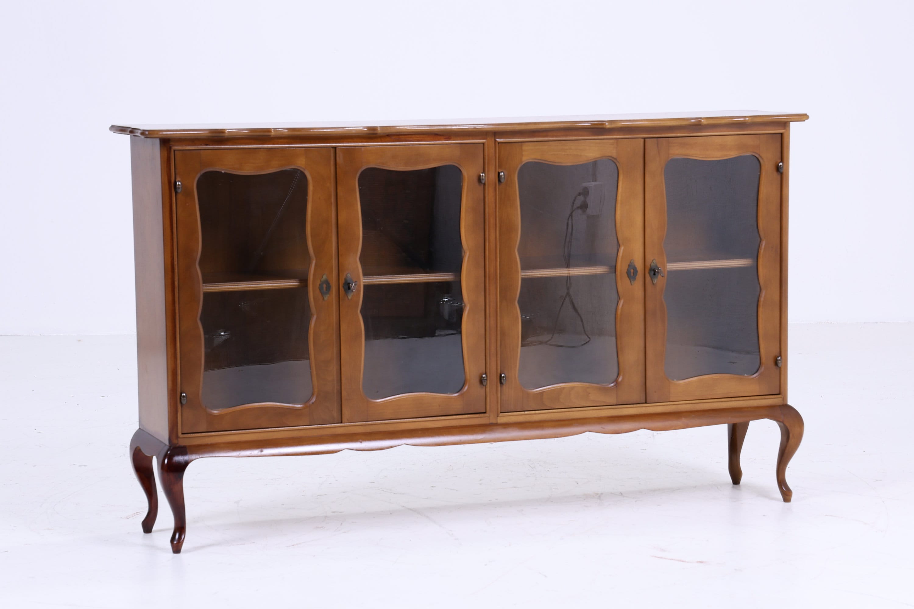 Vintage Vitrine im französischen Stil, Holzvitrine mit Glastüren, antikes Sideboard Holz Aufbewahrung Louis-Philippe-Stil Schmal Flach