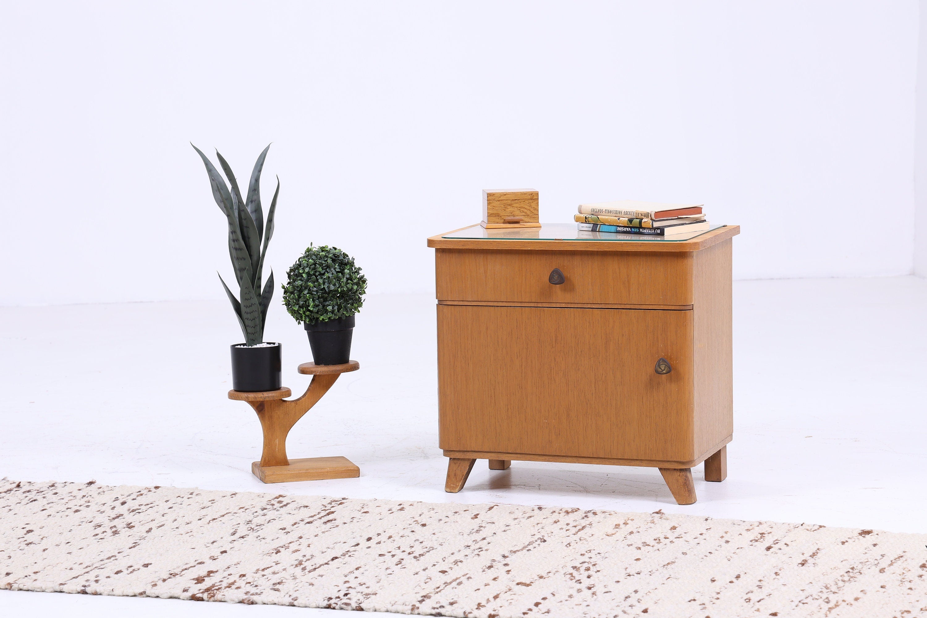 Vintage Nachttisch der 60er | Mid Century Mini Kommode mit Tür &amp; Schublade | 70er Holz Aufbewahrung Schlafzimmer Braun Eiche Messing