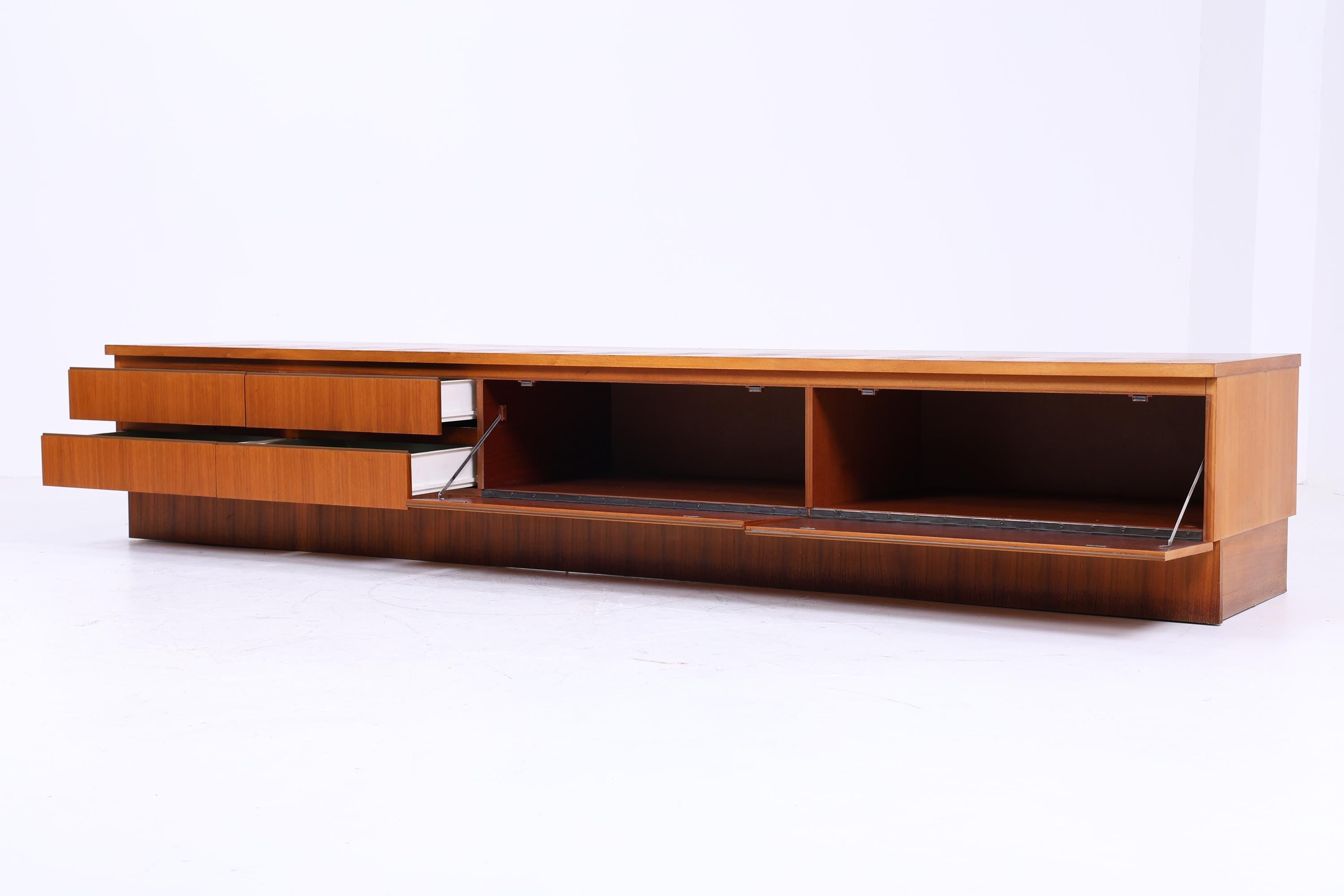 Vintage Lowboard aus Holz – Mid Century TV Schrank Nussbaum Aufbewahrung