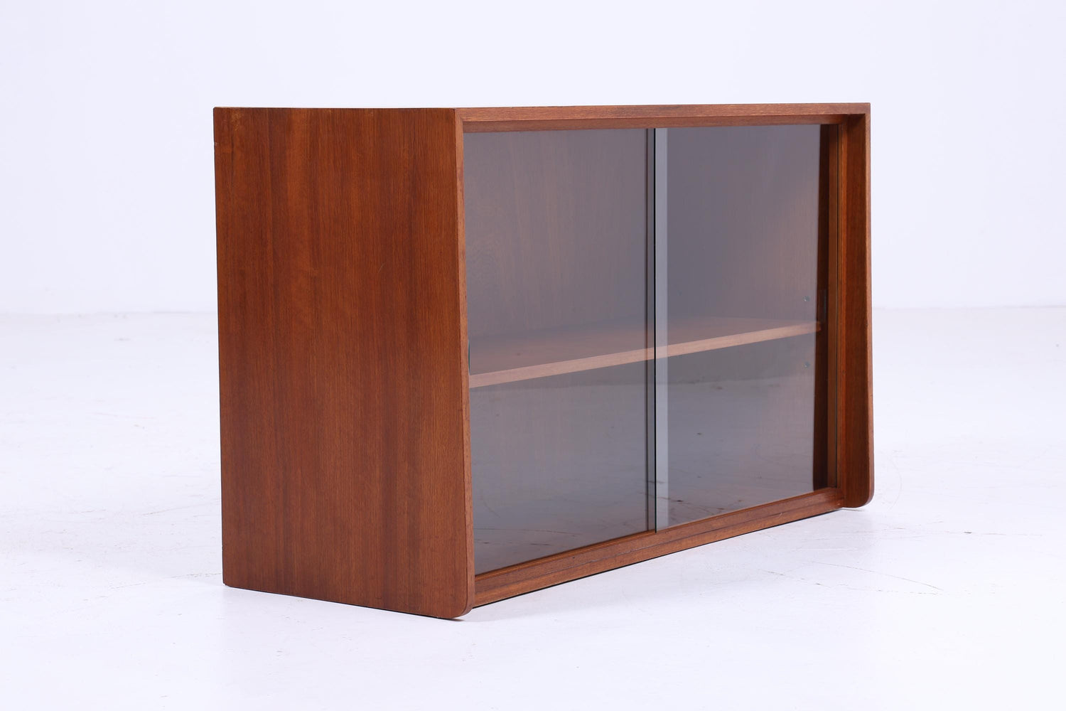 Dunkle Vintage Glas Kommode 60er Jahre | Mid Century Vitrine Flur Retro 70er Holz Braun Aufbewahrung